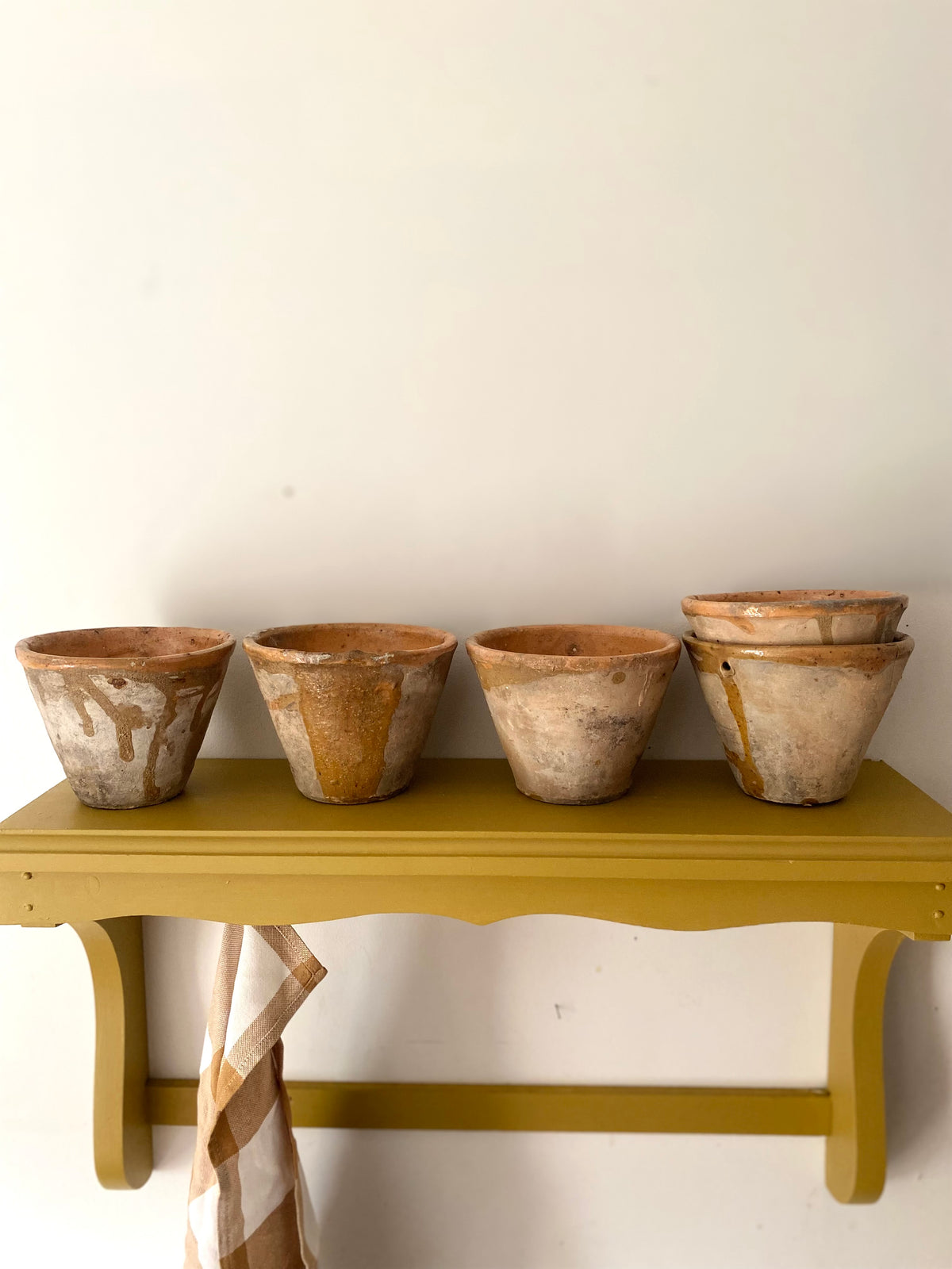 Lot de 5 pots de résinier anciens en terre vernissée