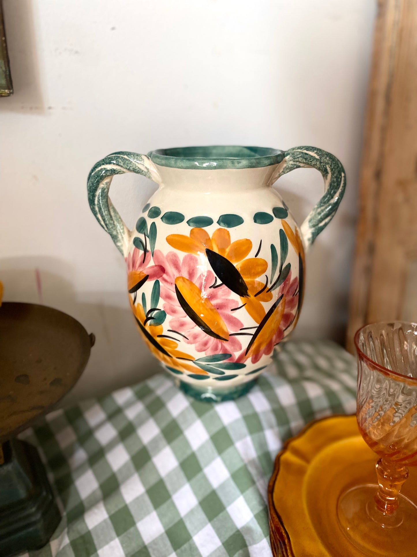 Vase à deux anses en céramique peinte, décor floral
