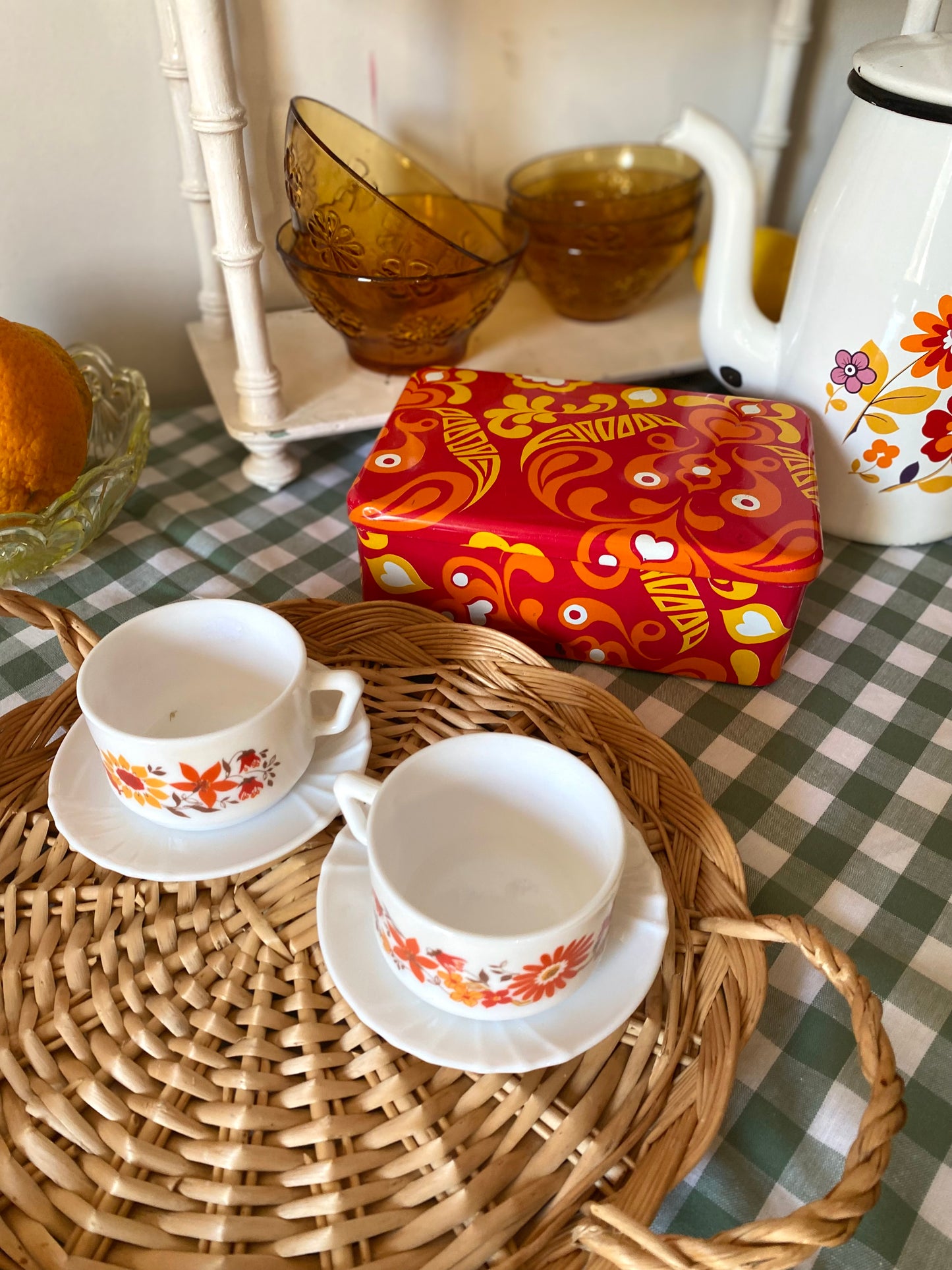 Duo de tasses Arcopal vintage + boîte en métal à motifs rétro