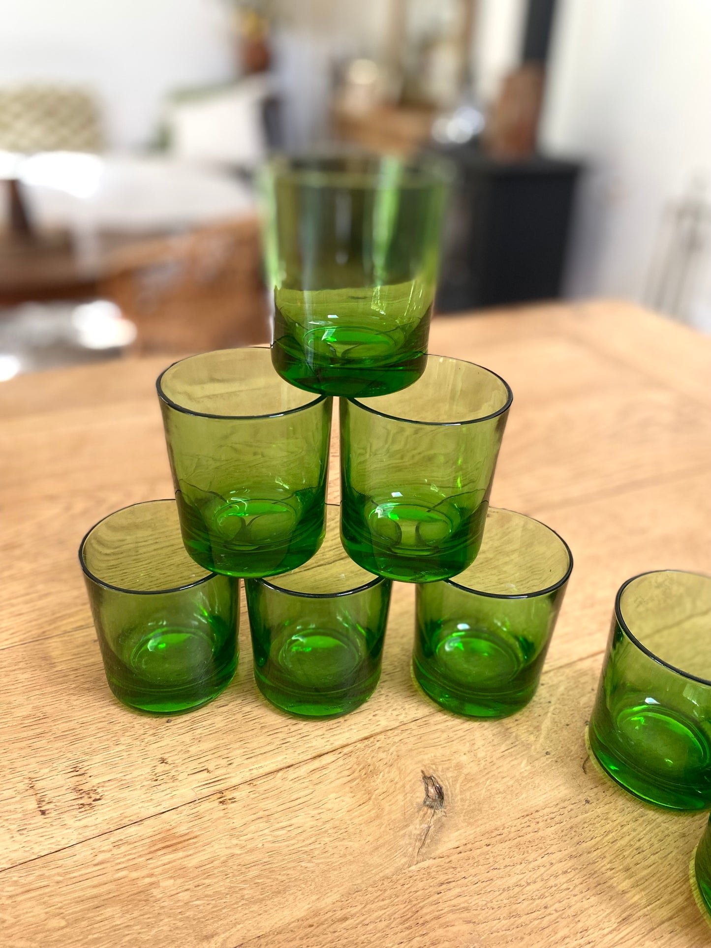 Série de 8 gobelets en verre teinté vert
