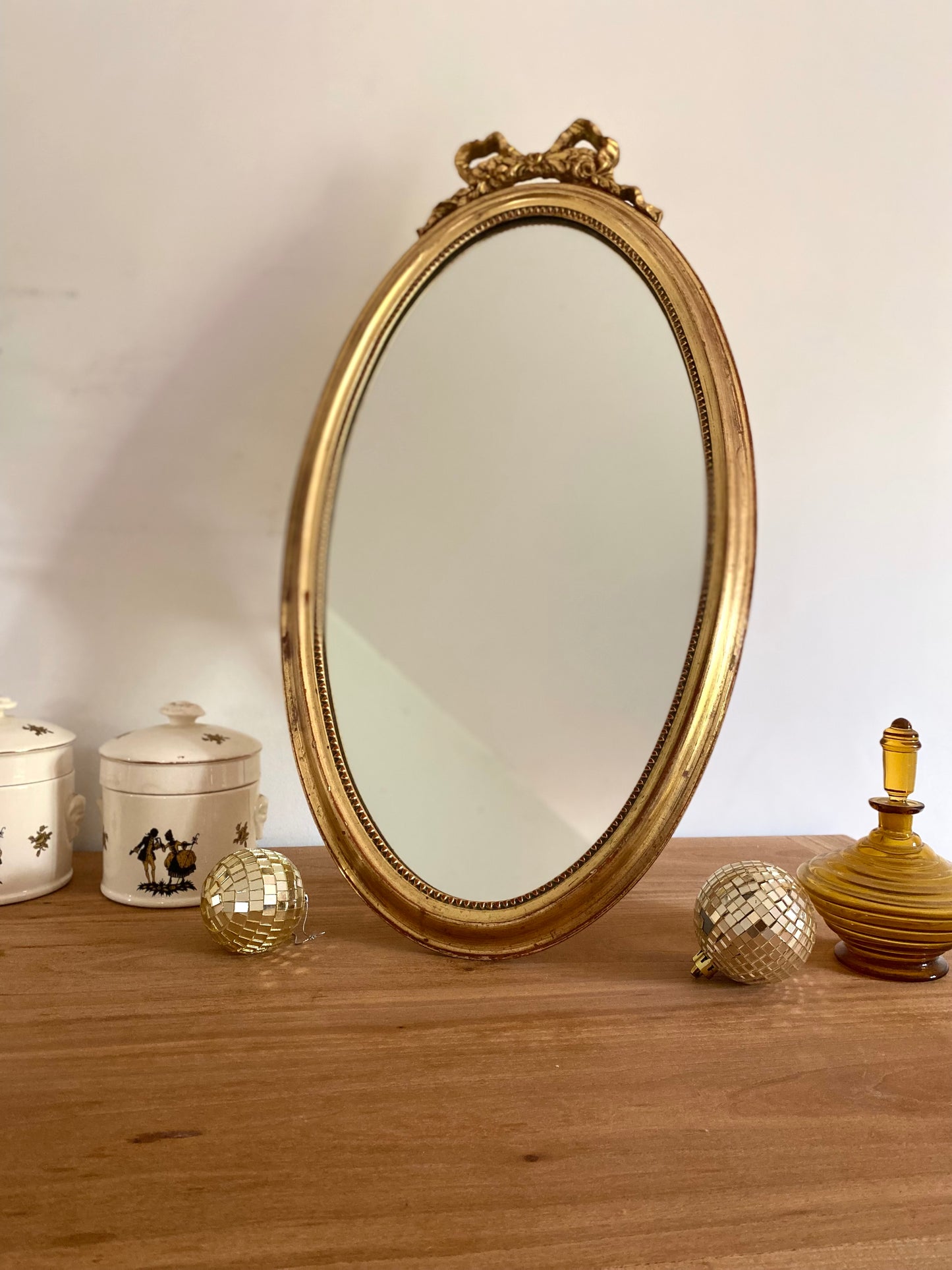 Miroir ovale sur pied du XIXe siècle.