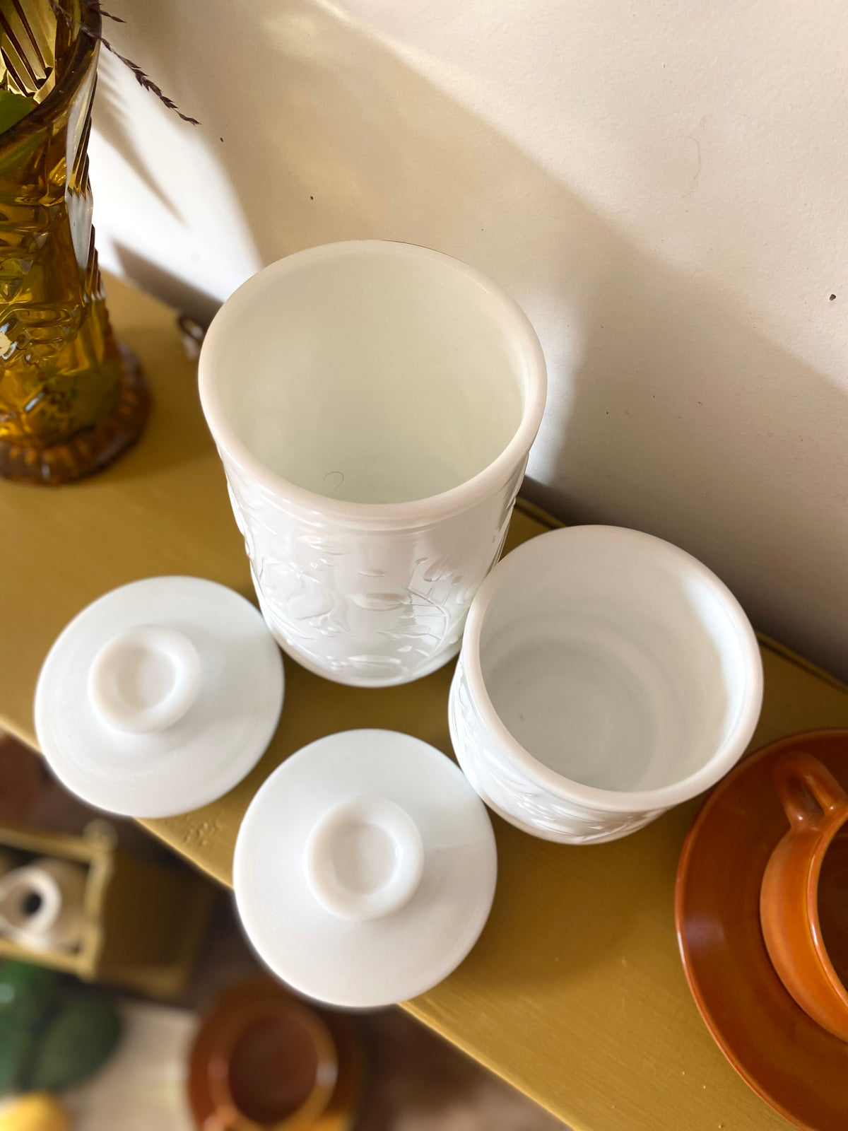 Duo de pots ancien en opaline blanche