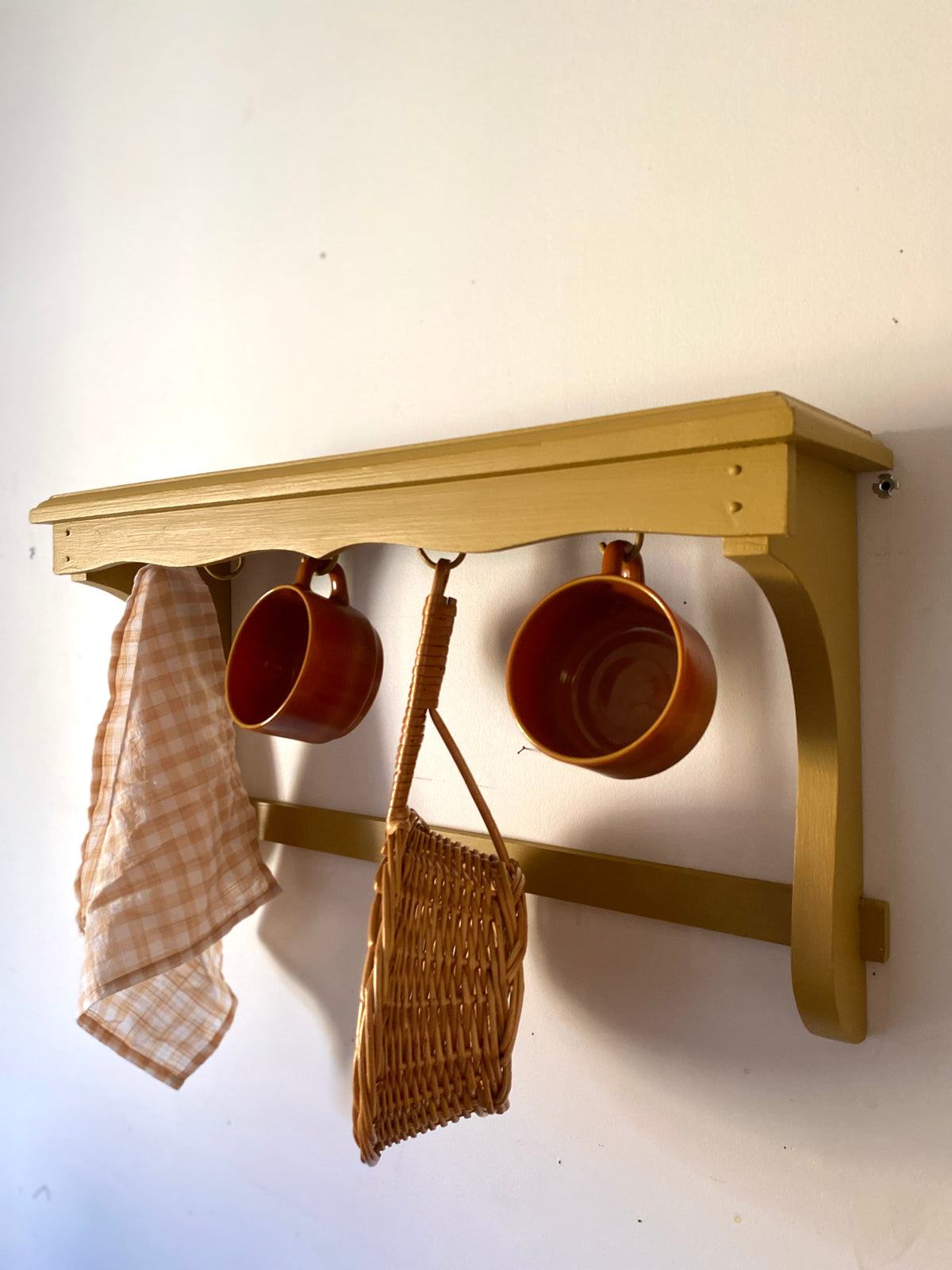 Étagère murale rustique, bois peint ocre moutarde