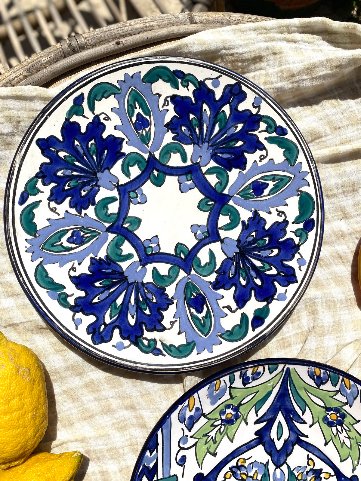 Duo d'assiettes décoratives en céramique peinte à la main — 26 et 27 cm