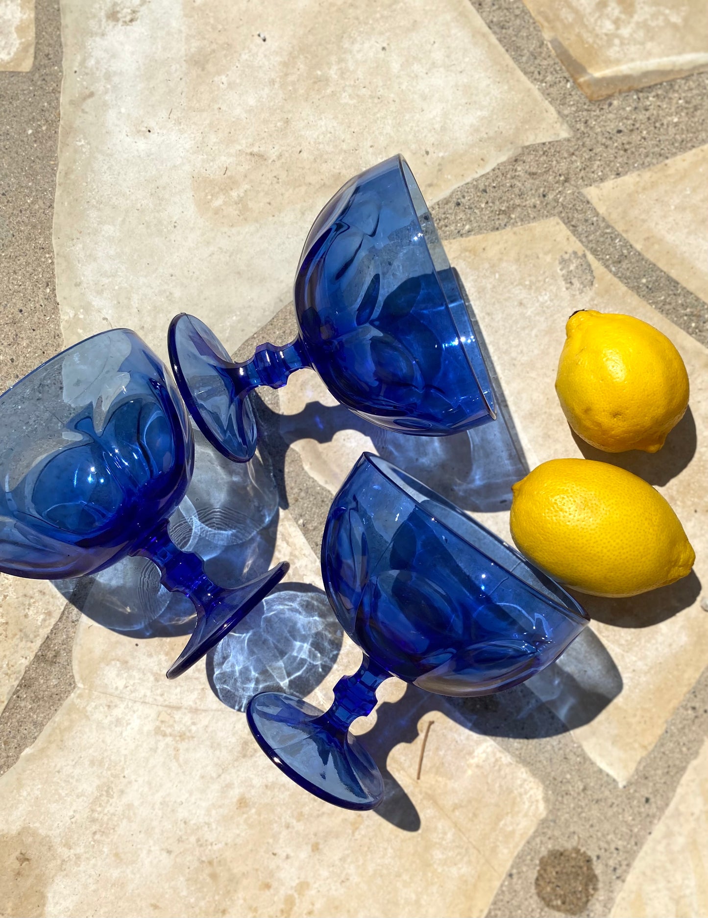 Ensemble vintage verre soufflé — coupes bleues et pichet turquoise