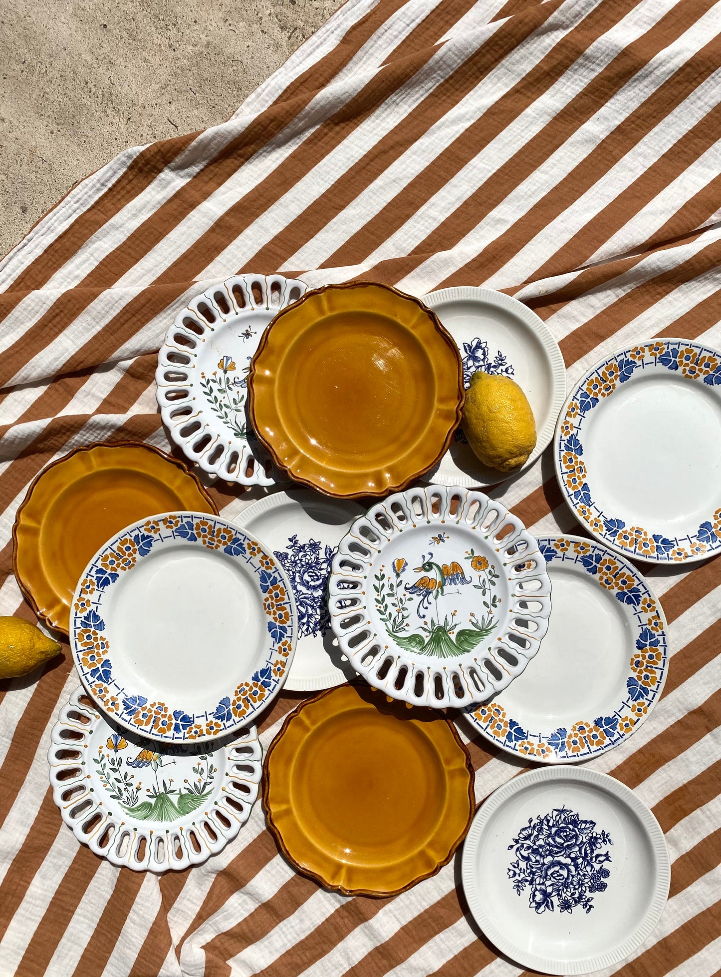Ensemble de douze assiettes à dessert vintage dépareillées
