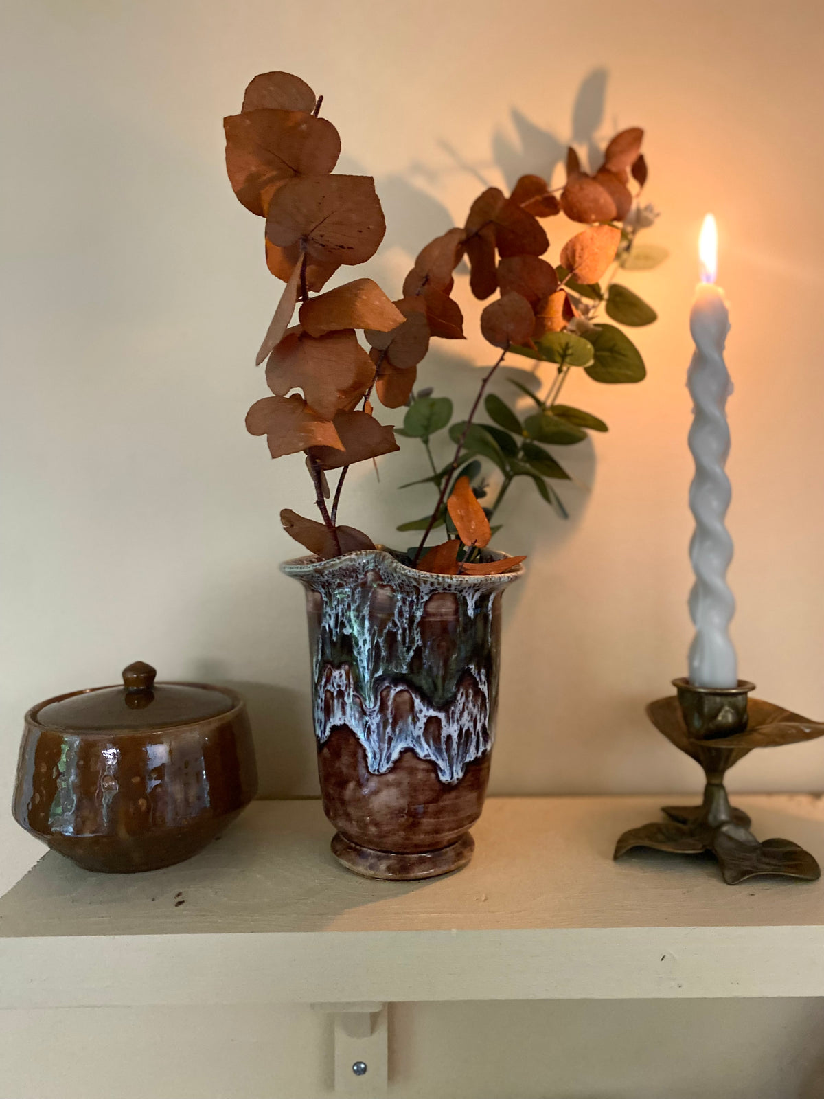 Vase en céramique émaillée à glaçure coulante, bord ondulé, années 60-70