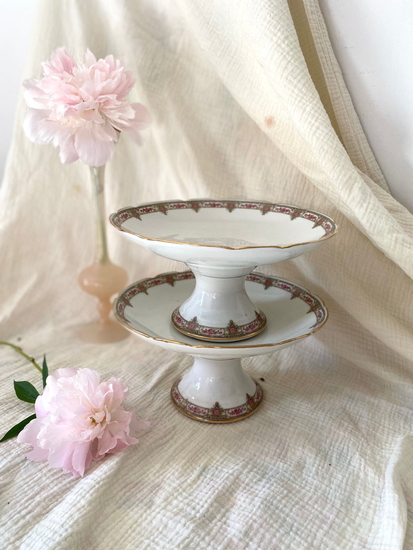 Compotier sur pied en porcelaine - début XXe