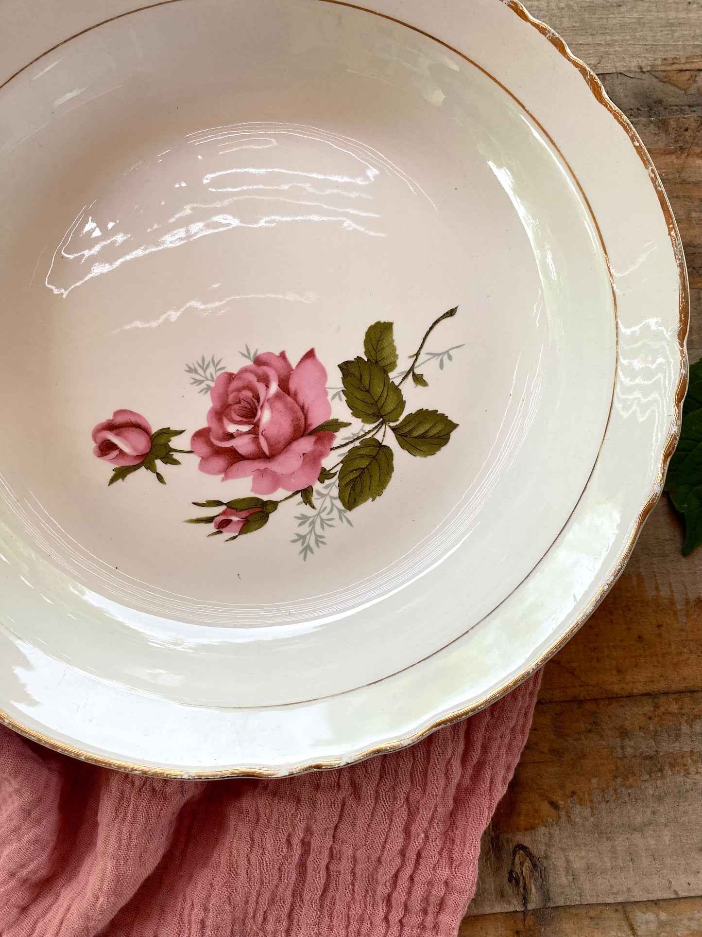 Plat creux en faïence ancienne