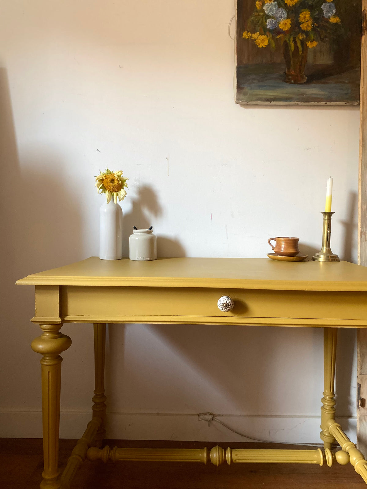 Table bureau fin XIXe peinte moutarde, entretoise tournée