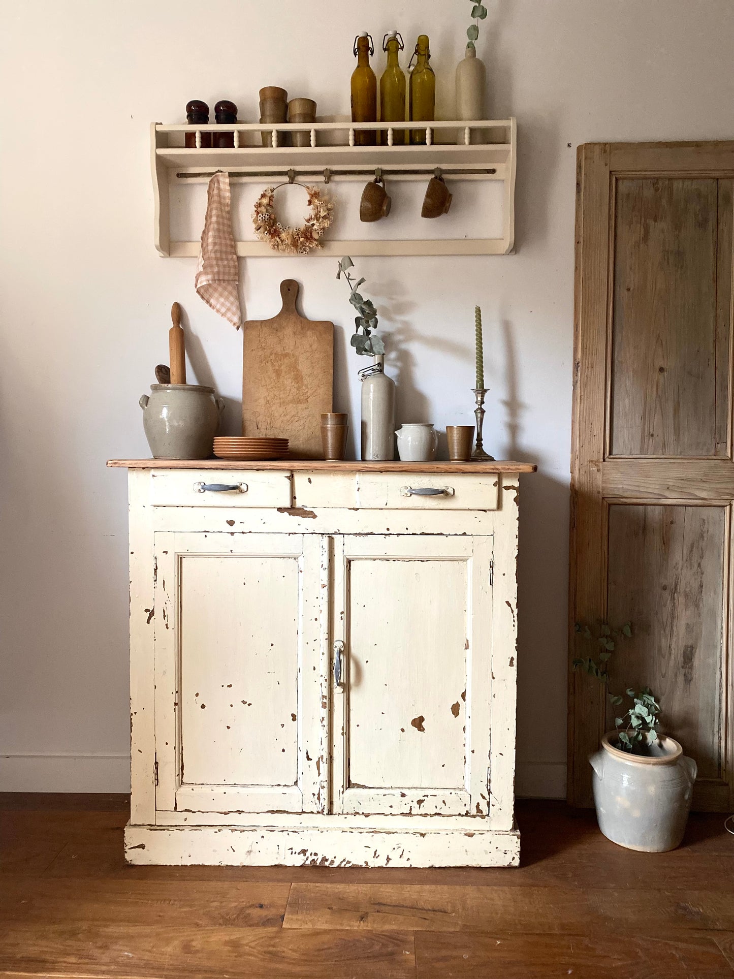 Étagère murale en bois ancien couleur crème