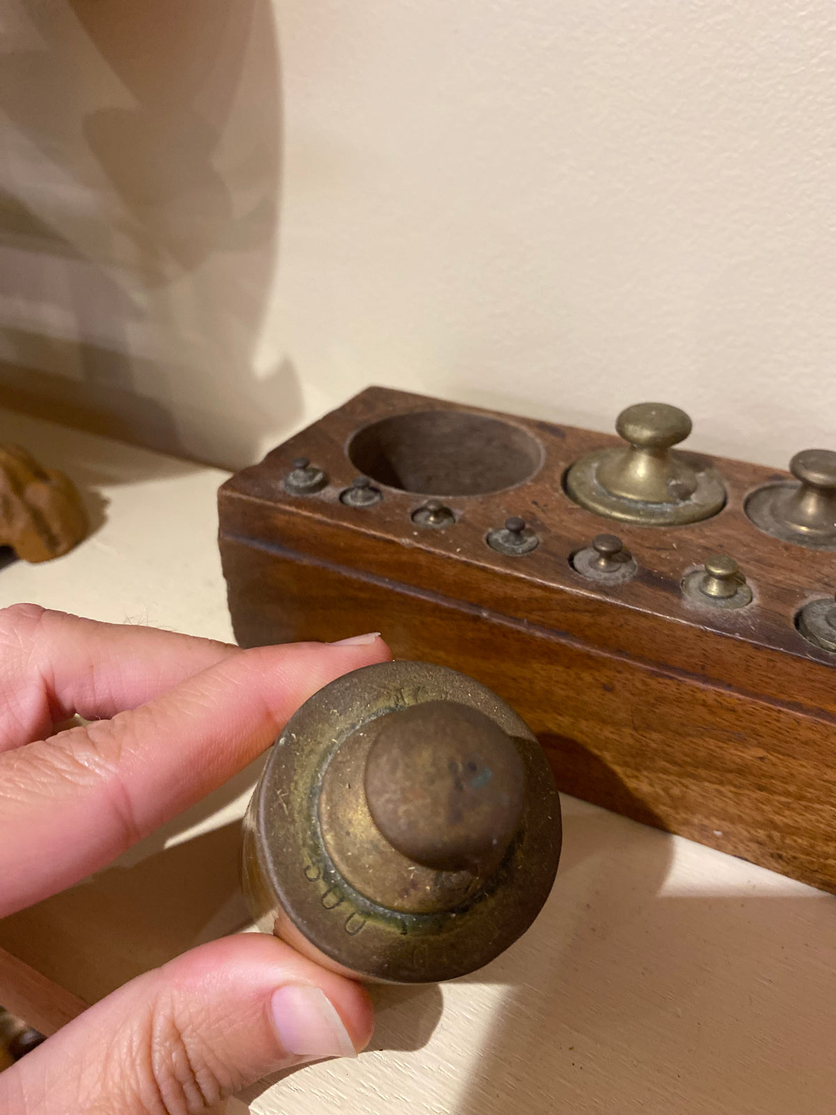 Série de poids de balance en laiton et son bloc en bois fin XIXe