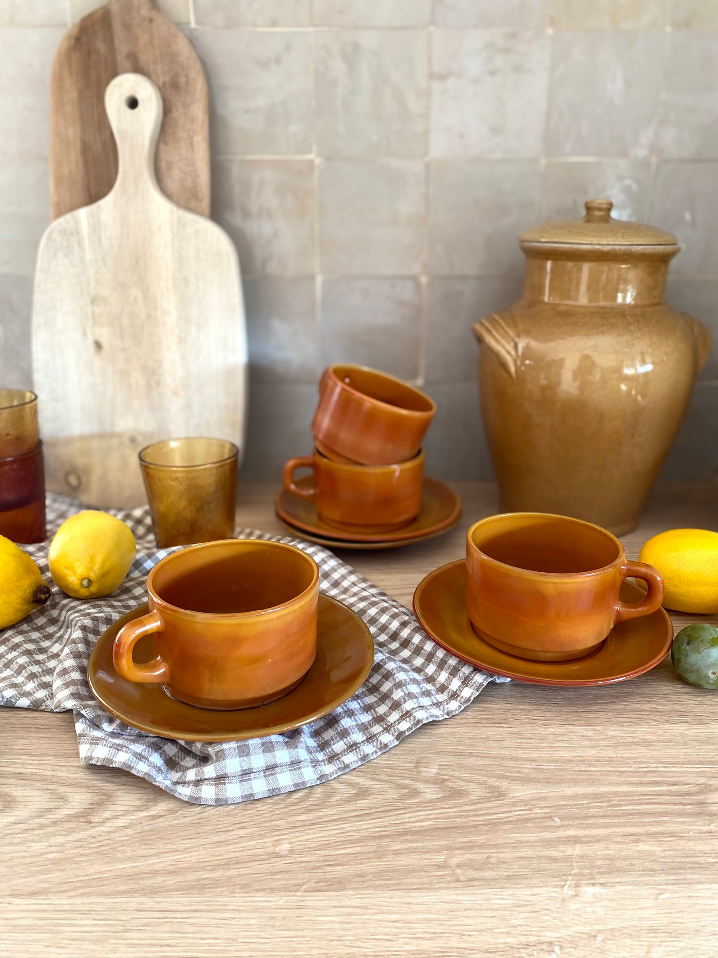 Lot de 4 tasses et soucoupes vintage en céramique caramel