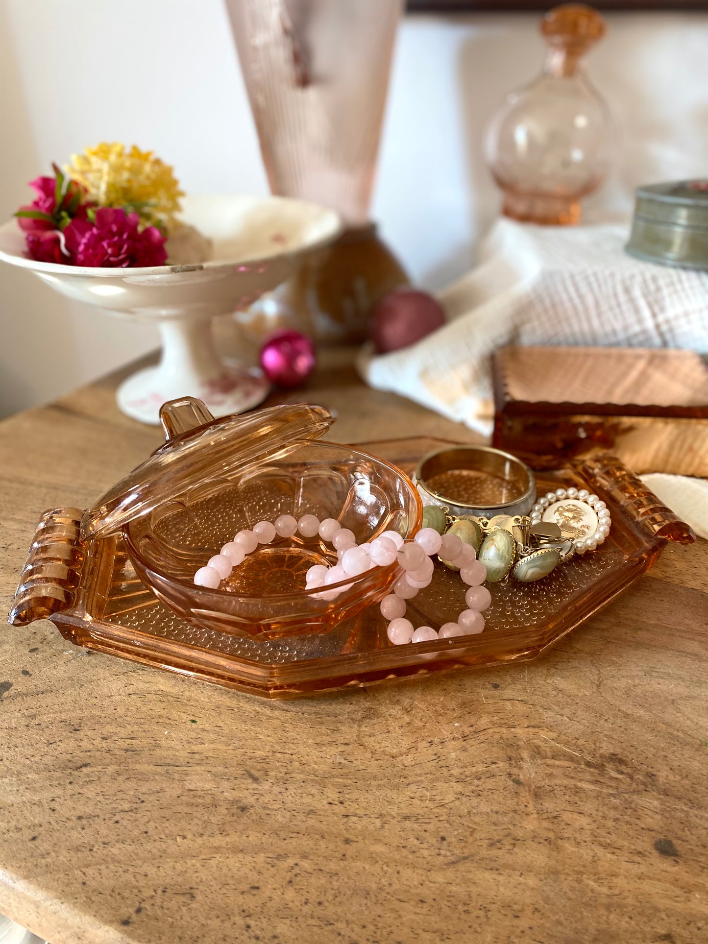 Boîte à poudre en rosaline sur son plateau