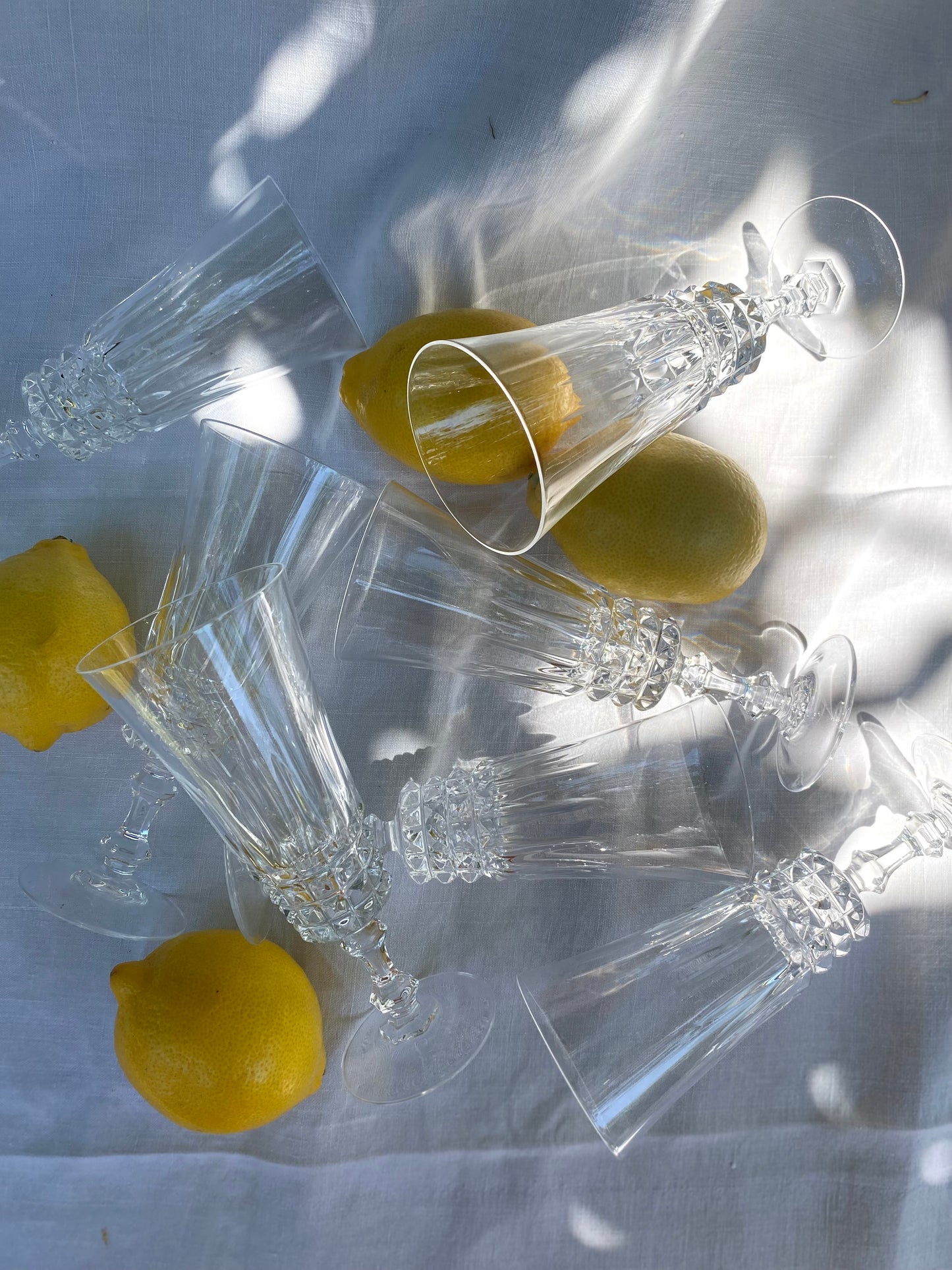 Service de 9 flûtes à champagne en cristal taillé, motif diamant.