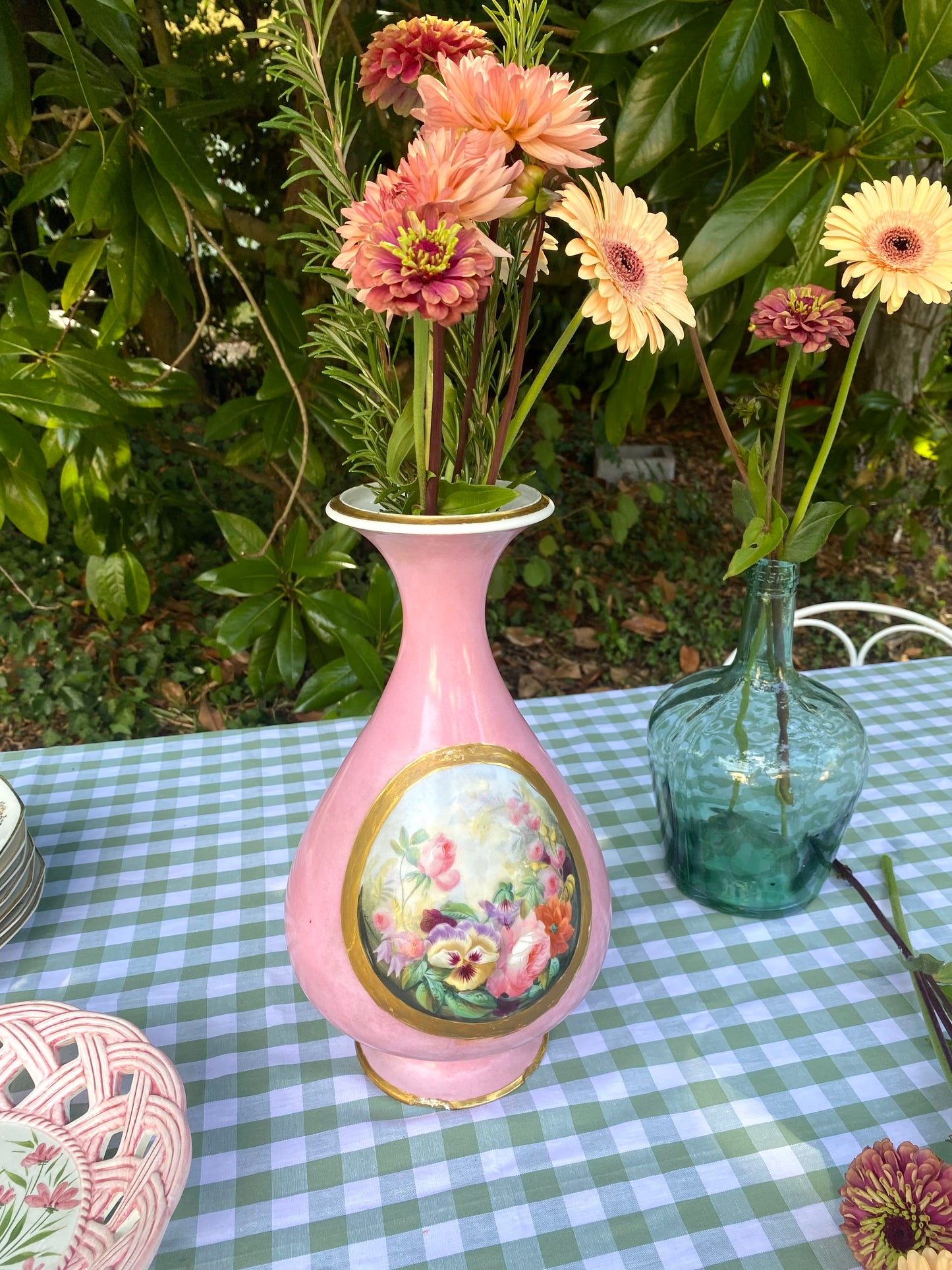 Vase balustre en porcelaine à fond rose, médaillon floral peint XIXe siècle.