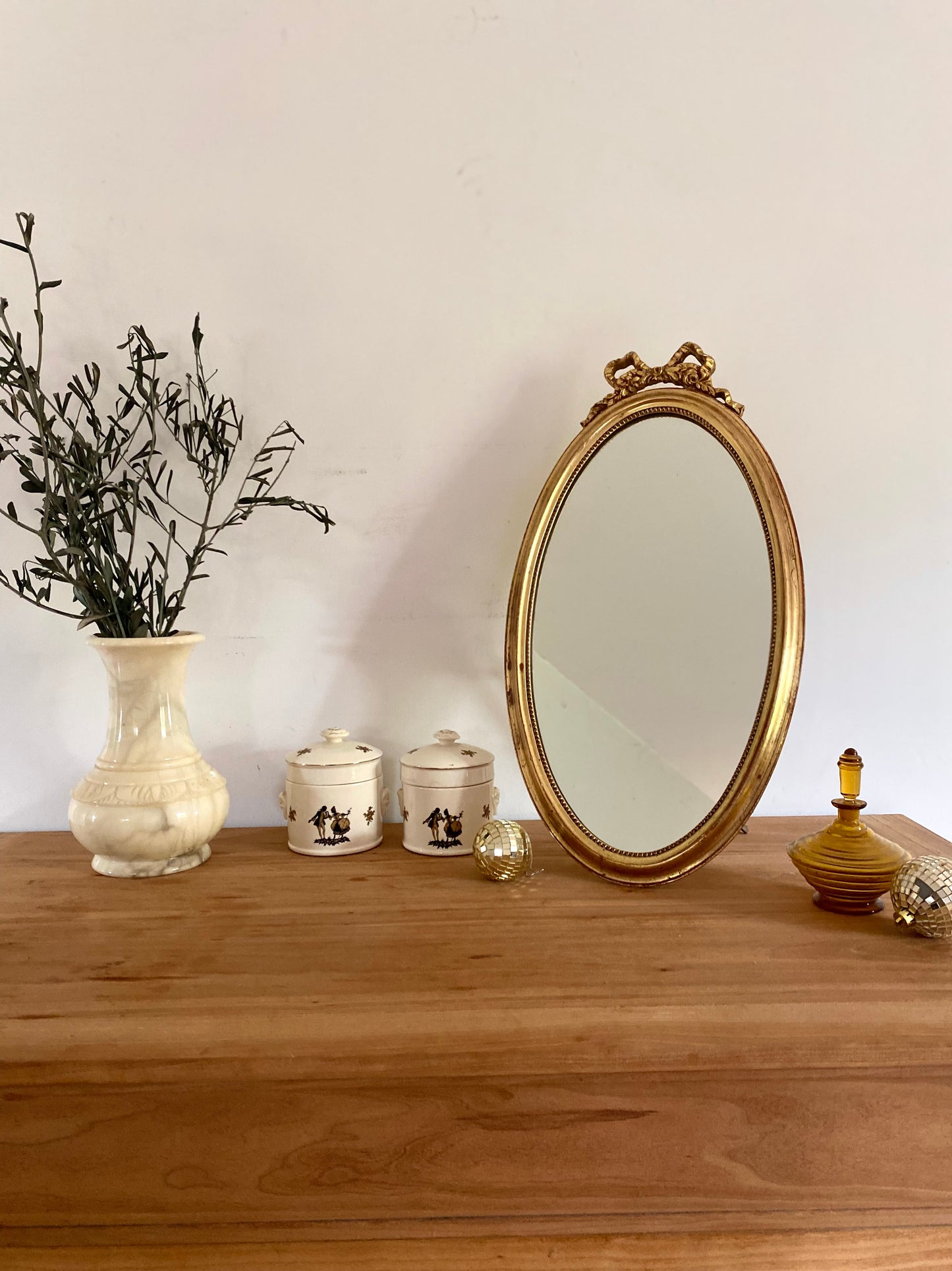 Miroir ovale sur pied du XIXe siècle.