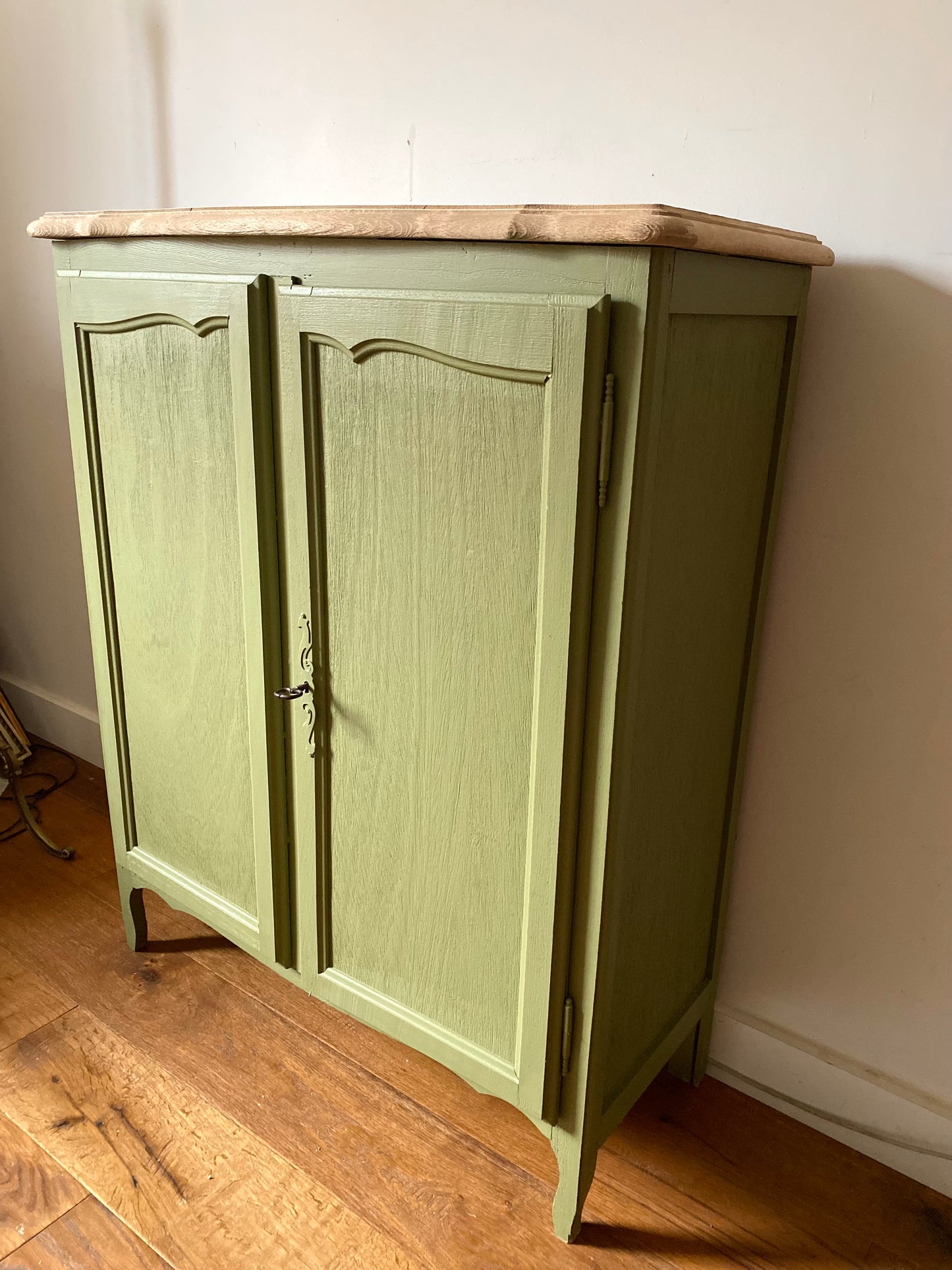 Buffet parisien ancien à chaussures