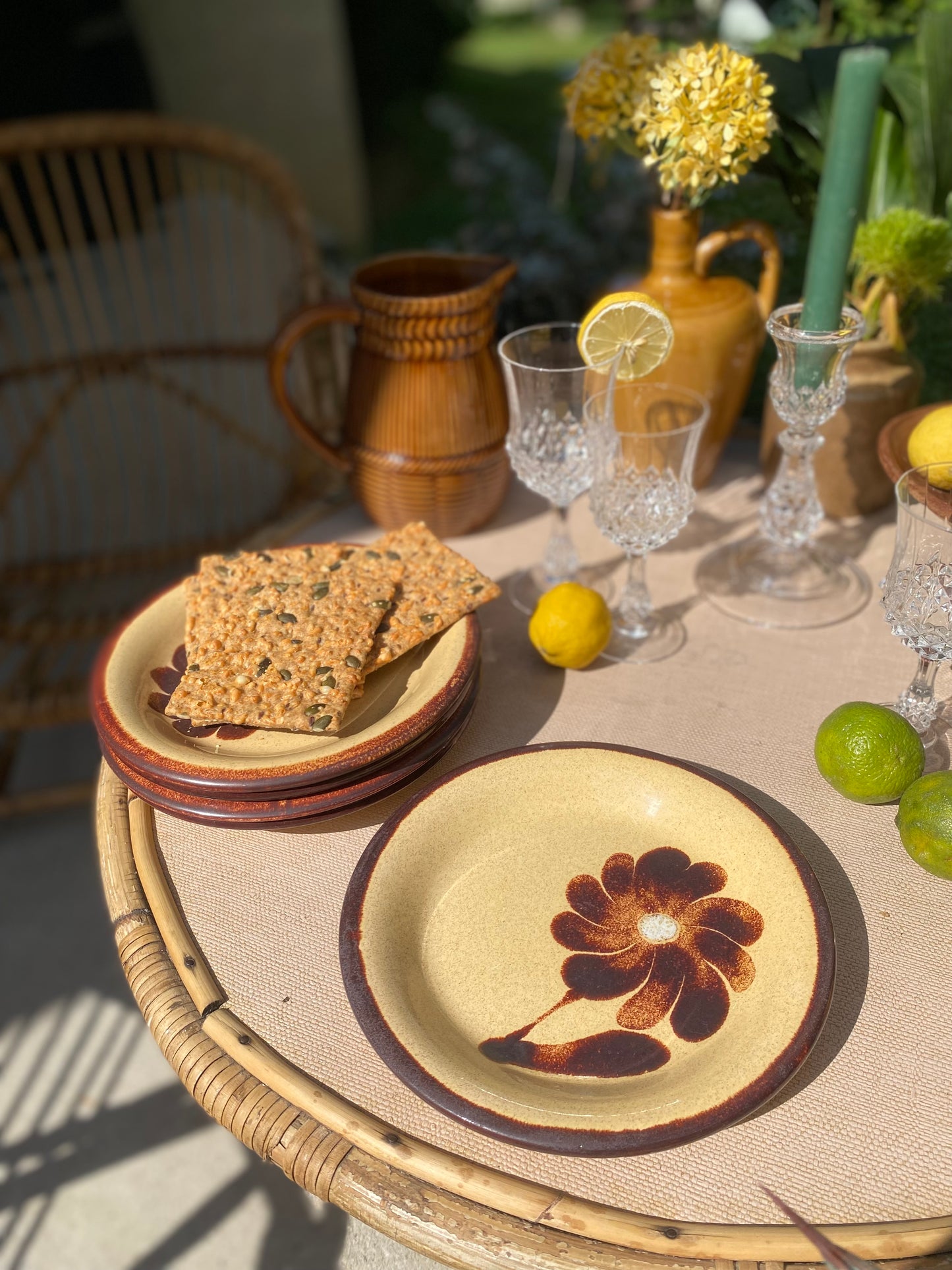 Petites assiettes en grès ancien