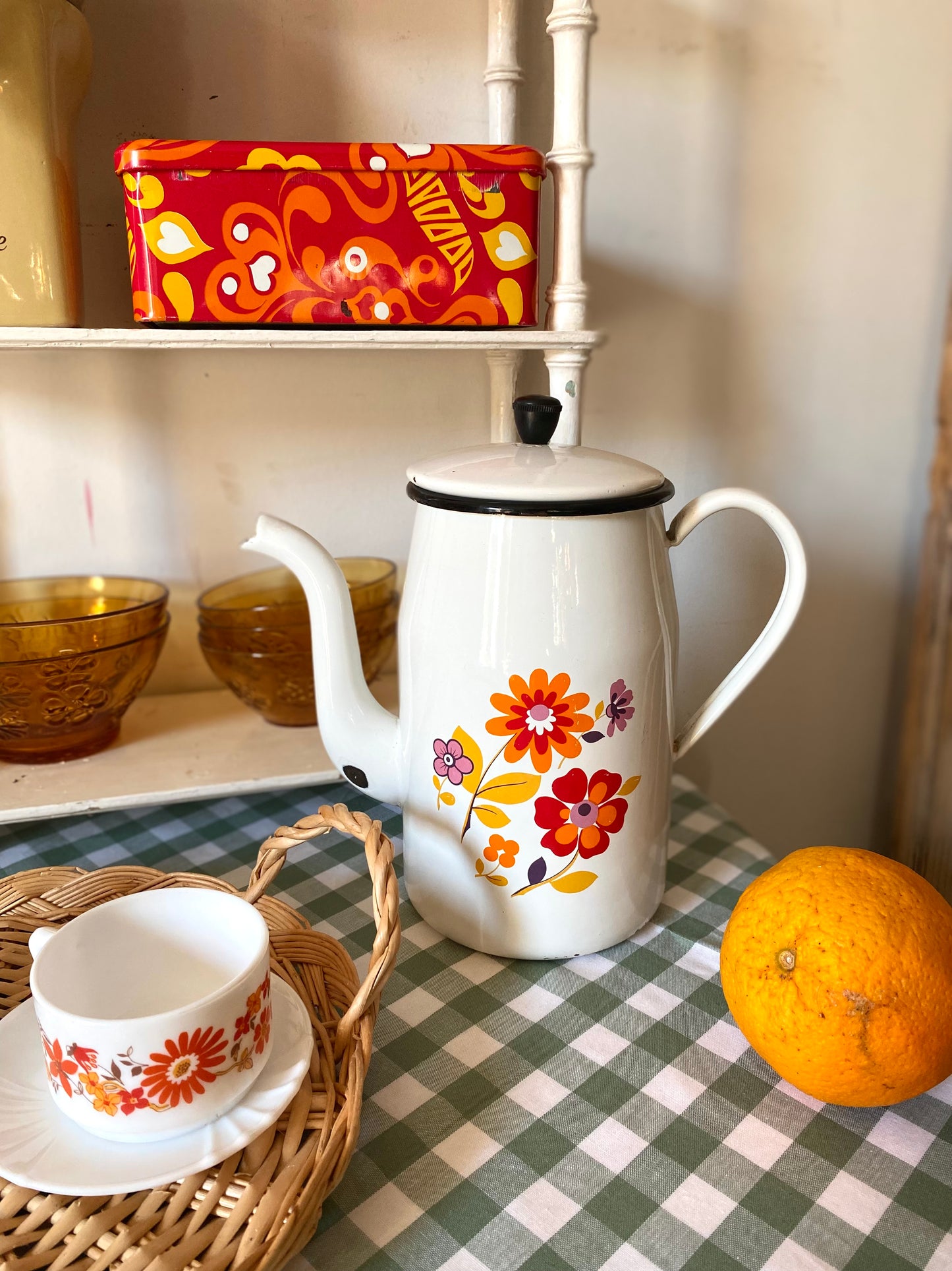 Cafetière en tôle émaillée à décor floral, années 1970