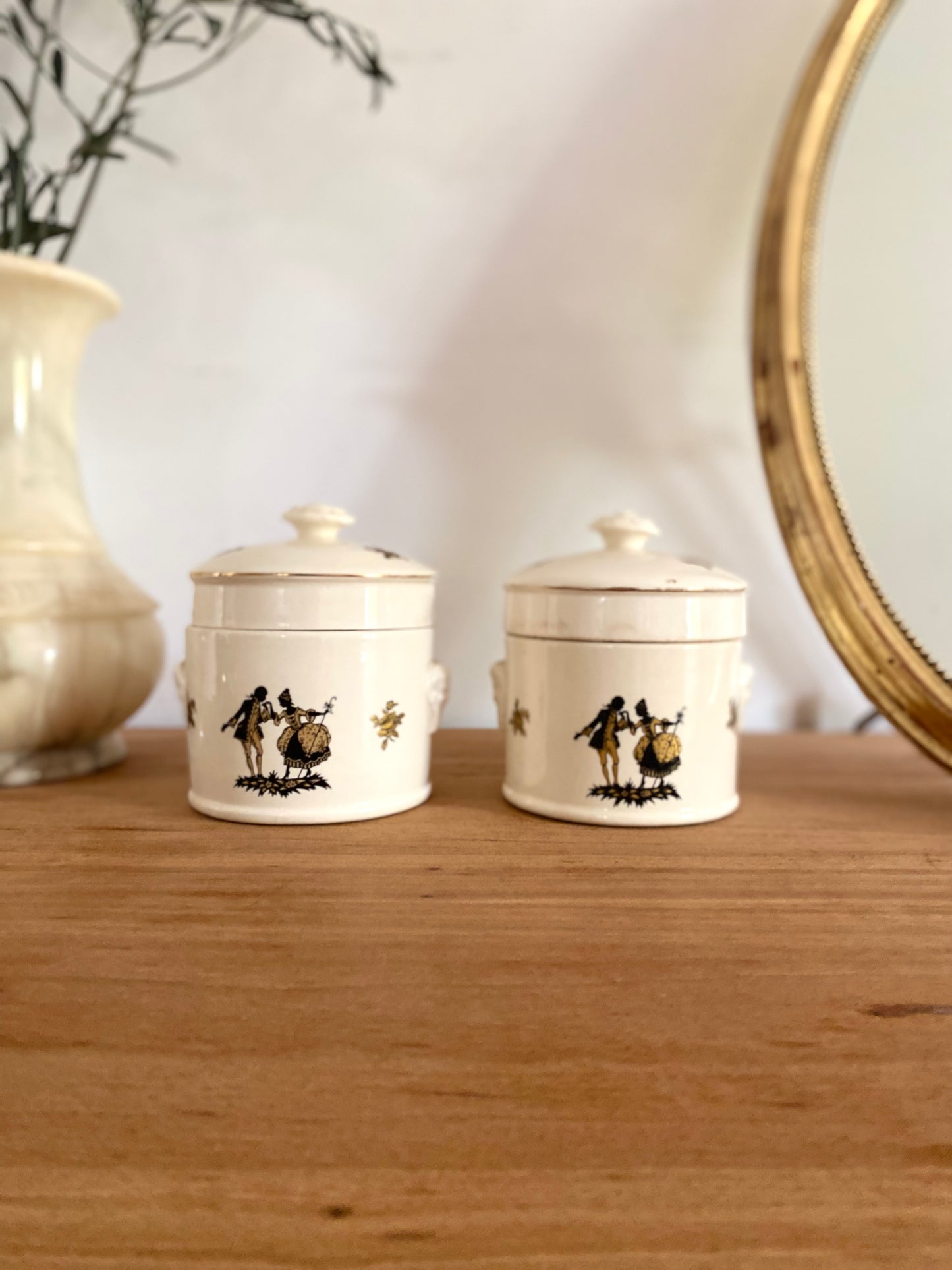 Duo de pots décoratifs en porcelaine ancienne