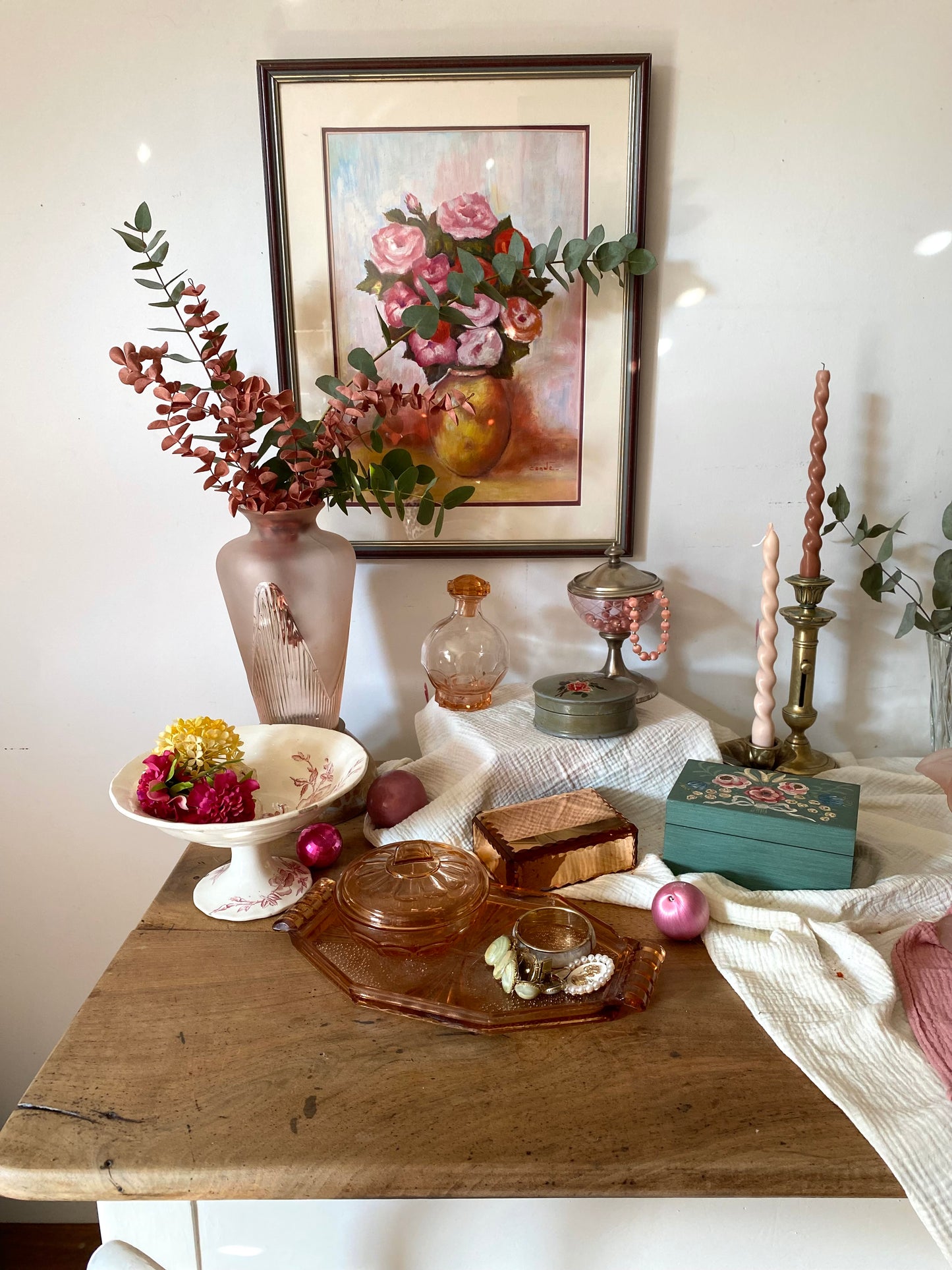Boîte à poudre en rosaline sur son plateau