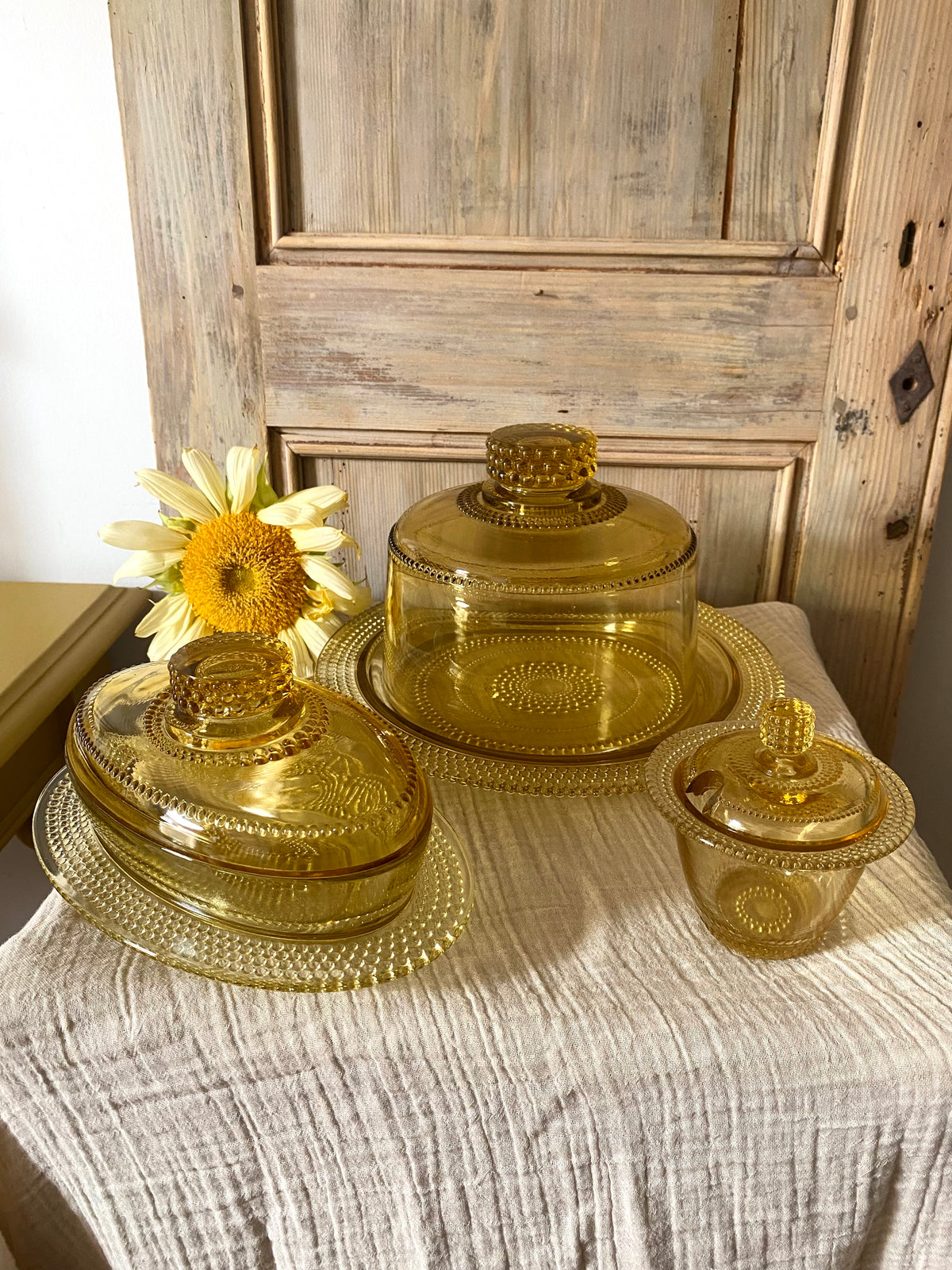 Pot à confiture en verre moulé ambré et sa cuillère, années 1940-1950