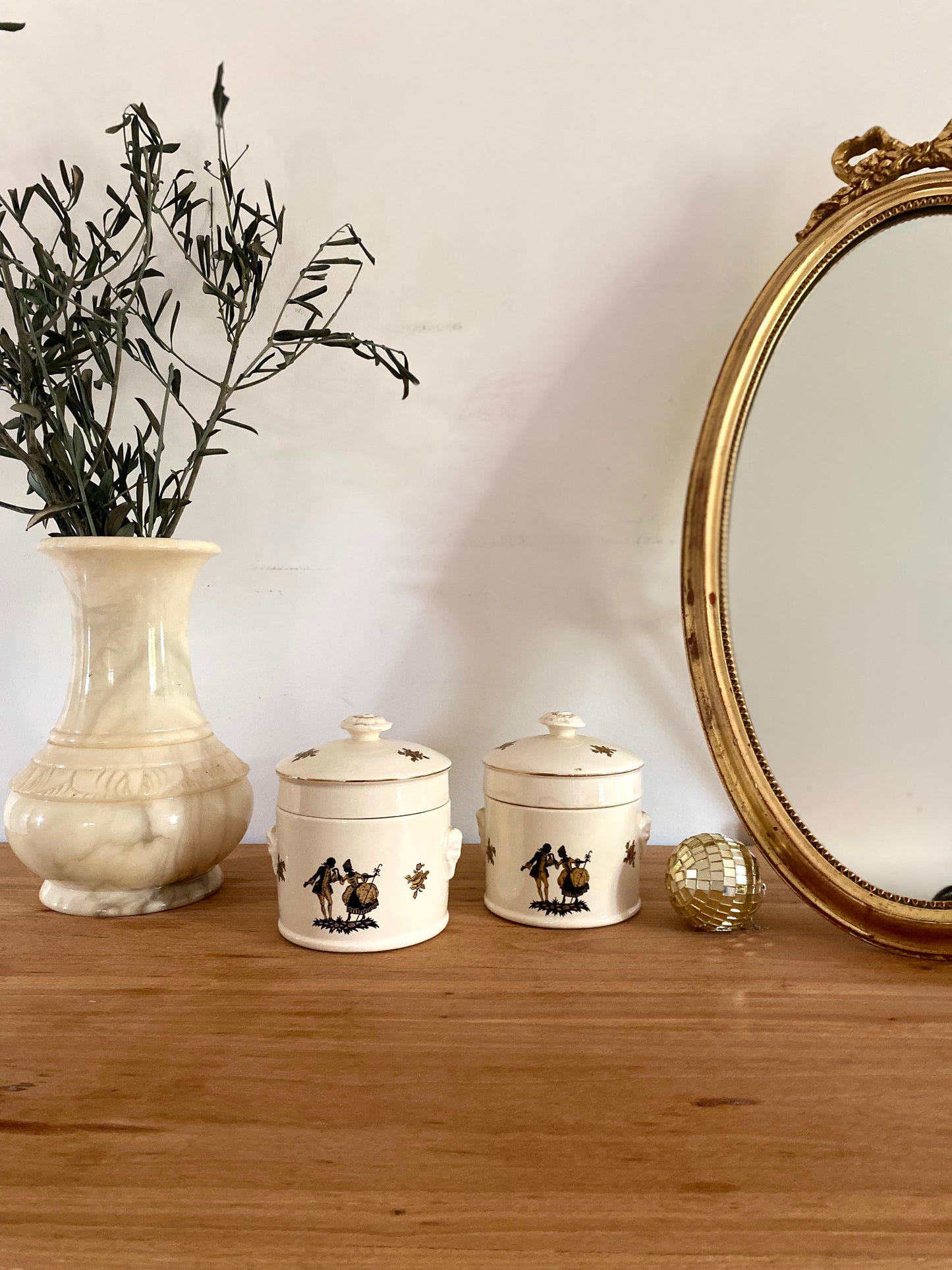 Duo de pots décoratifs en porcelaine ancienne