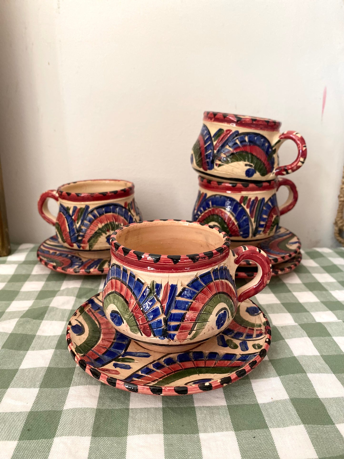 Lot de 4 tasses et sous-tasses en poterie peinte main, décor éventail bleu et rouge