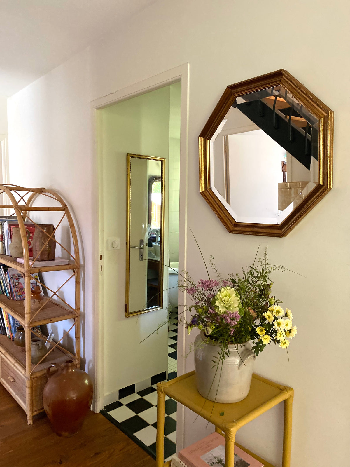 Miroir octogonal en bois doré, verre biseauté, années 70