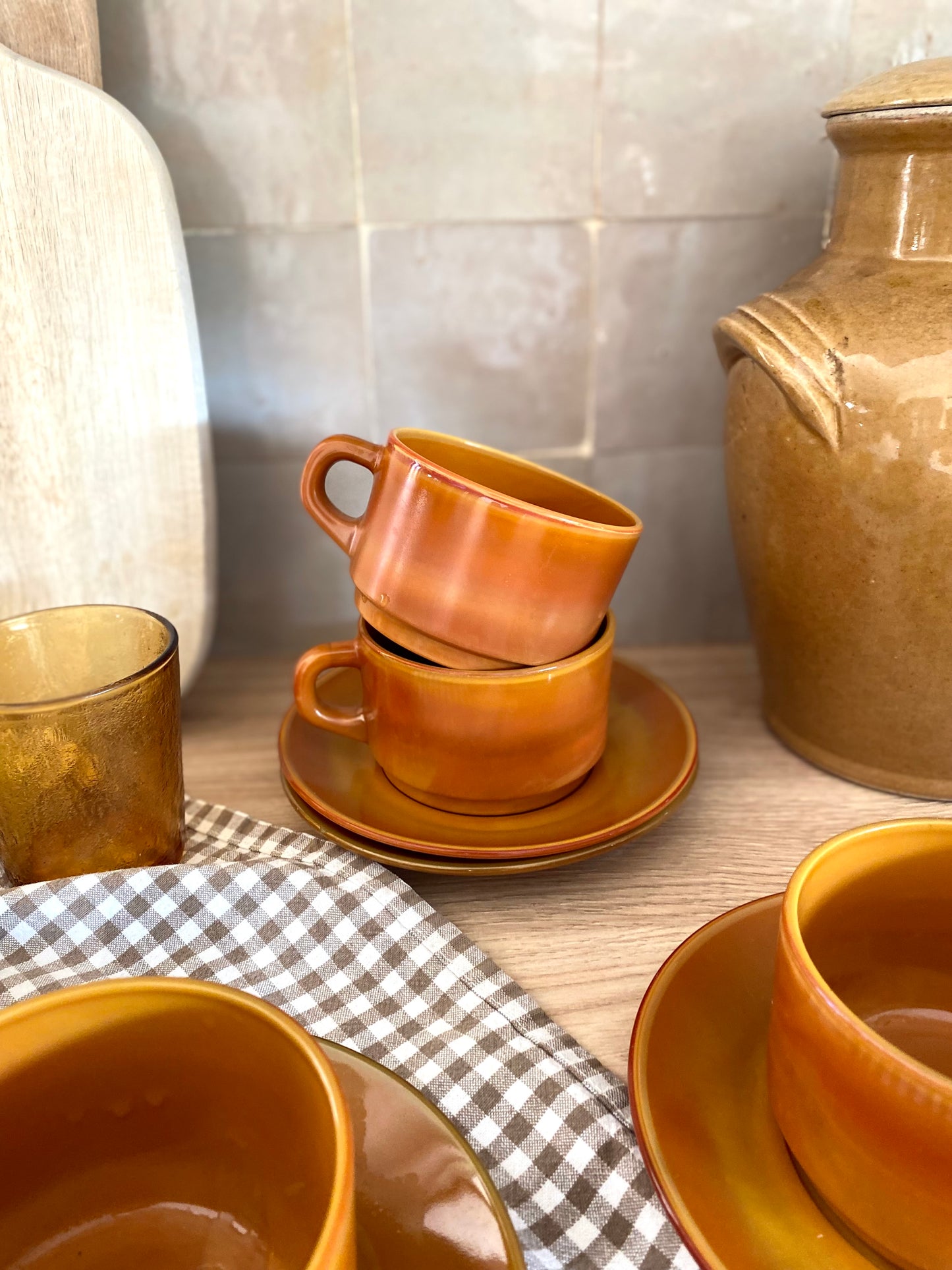 Lot de 4 tasses et soucoupes vintage en céramique caramel