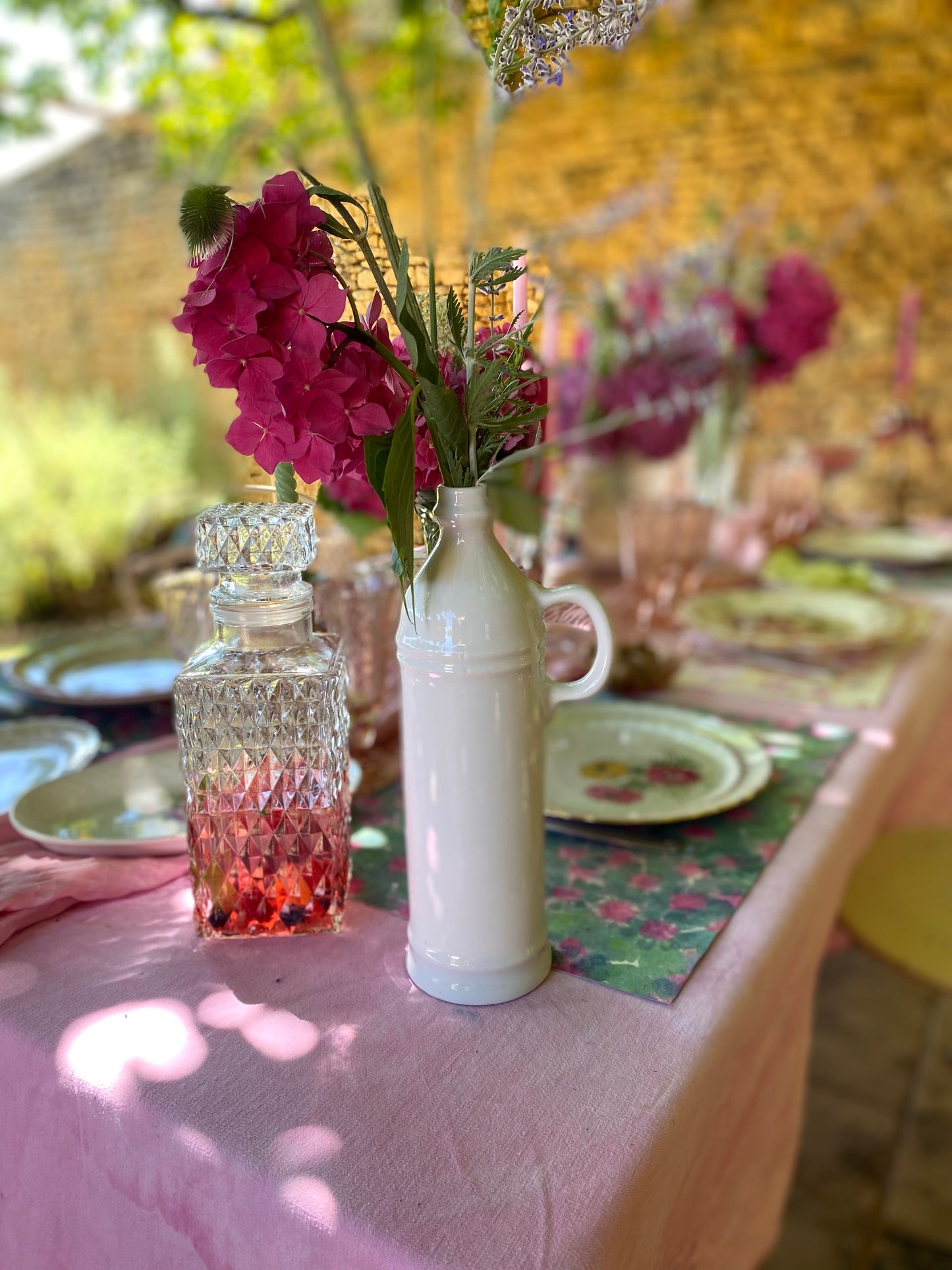 Bouteille en céramique blanche