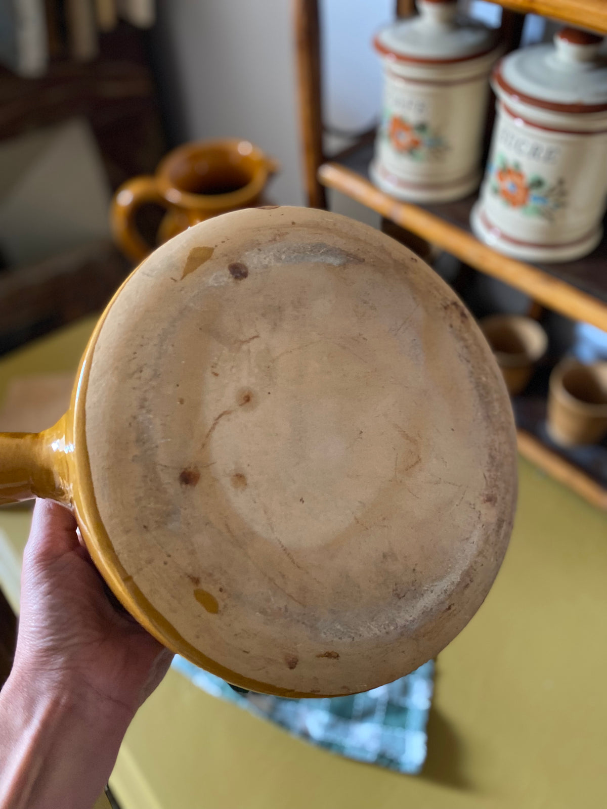 Poêlon à bec verseur en grès vernissé miel, années 60-70