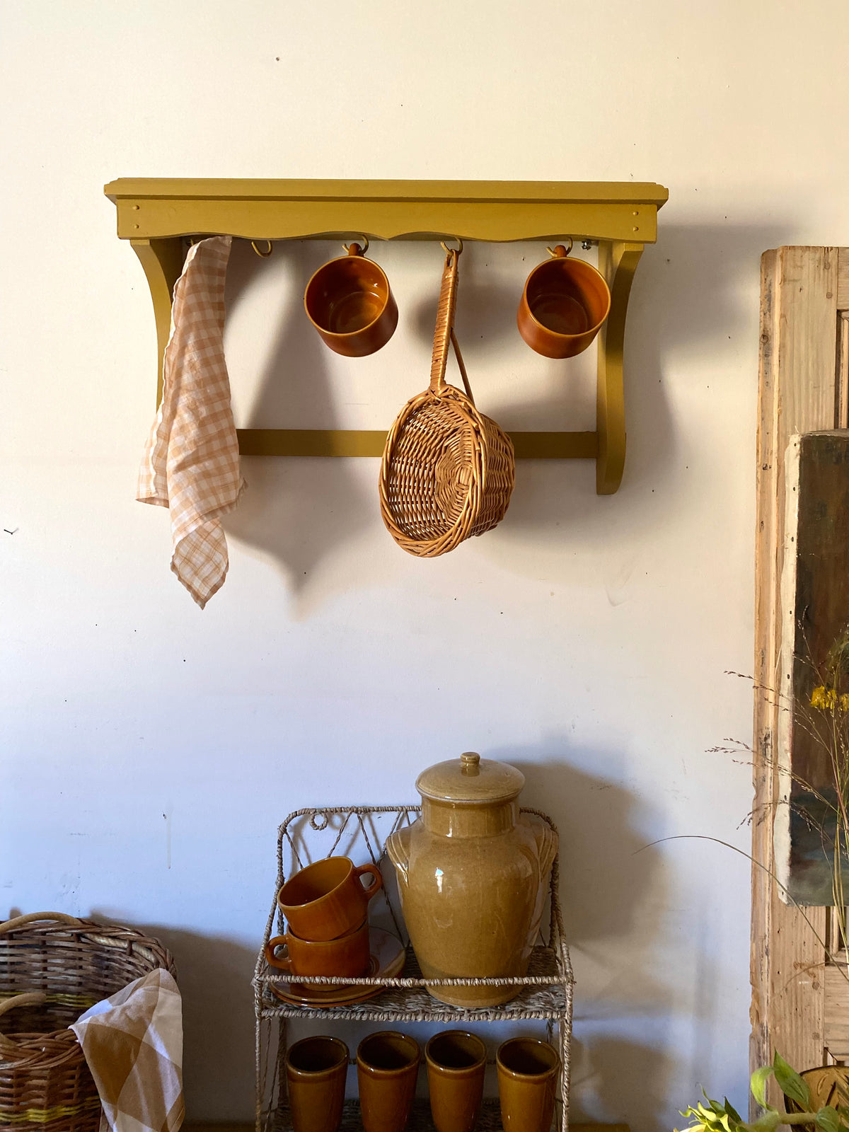 Étagère murale rustique, bois peint ocre moutarde