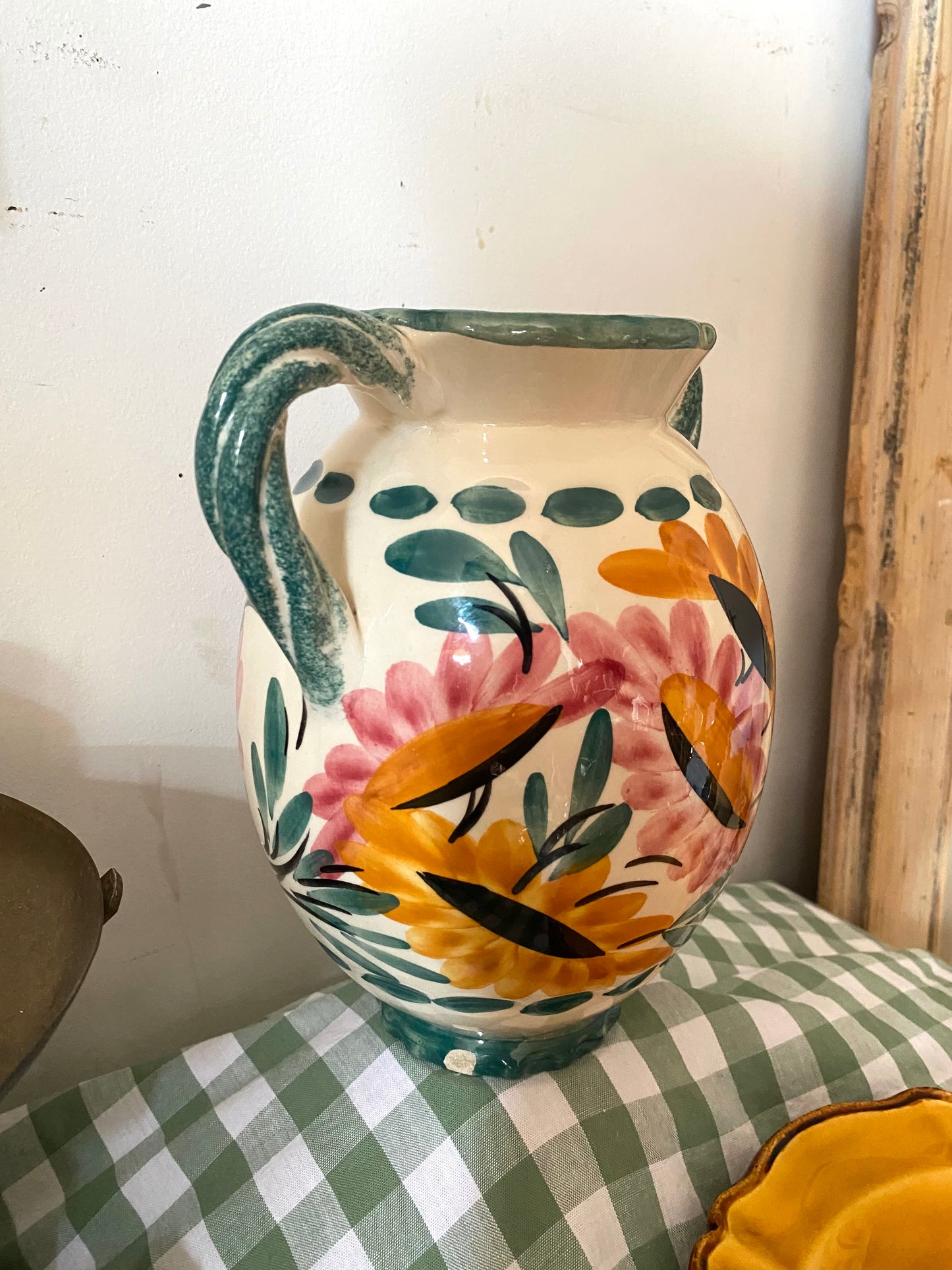 Vase à deux anses en céramique peinte, décor floral