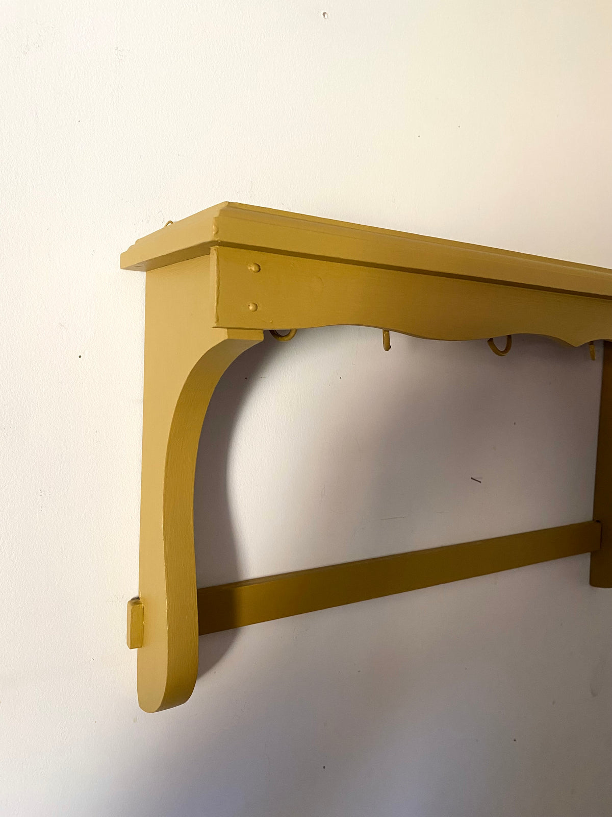 Étagère murale rustique, bois peint ocre moutarde