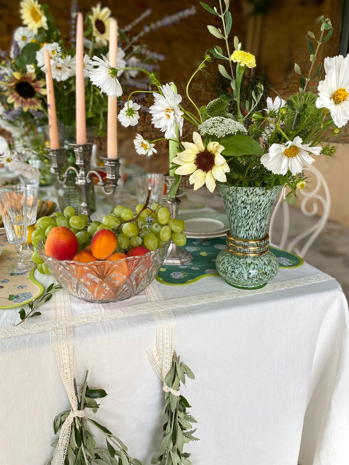 Vase soliflore en verre moucheté vert, bagues dorées —  années 60-70