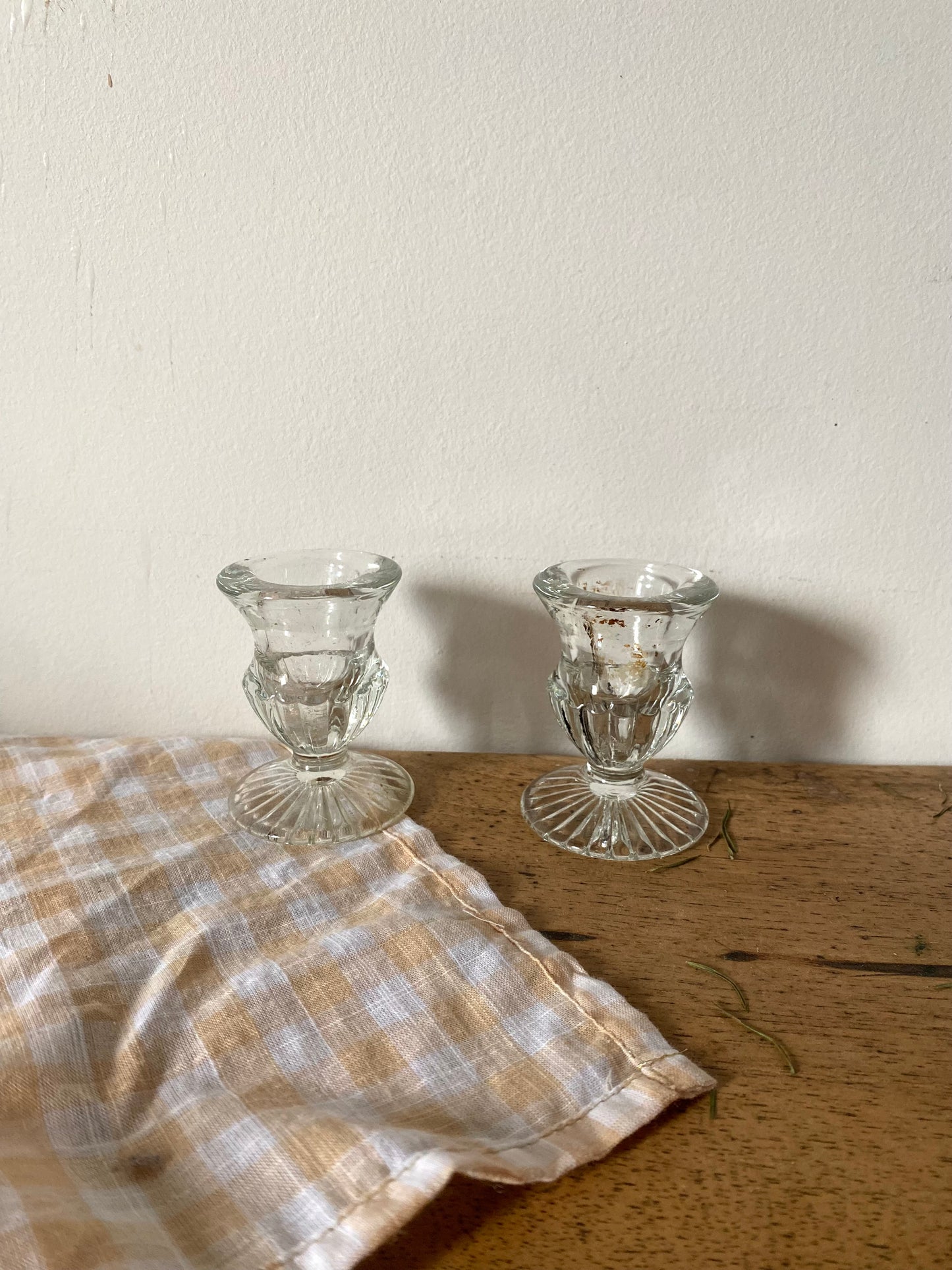 Paire de bougeoirs en verre