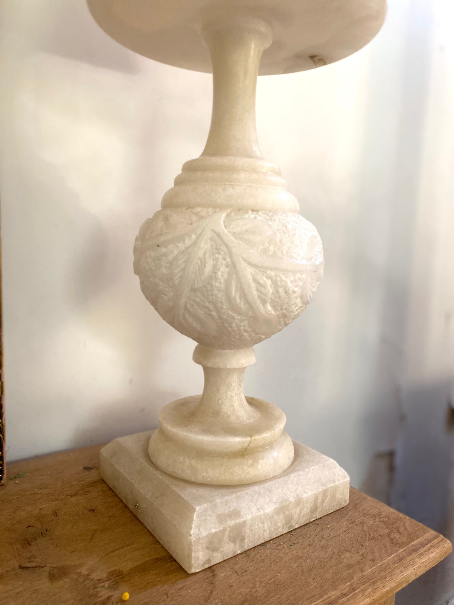 Grande Lampe d'Exception en Albâtre Sculpté - Style Néoclassique 1950