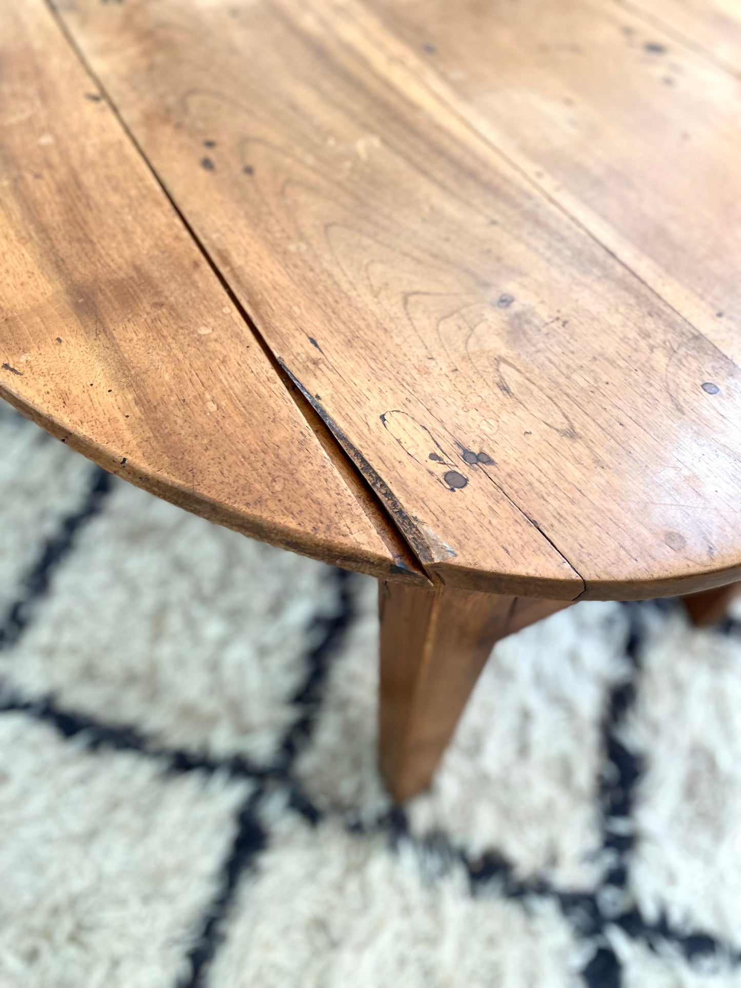 Table basse ancienne en noyer de 1900