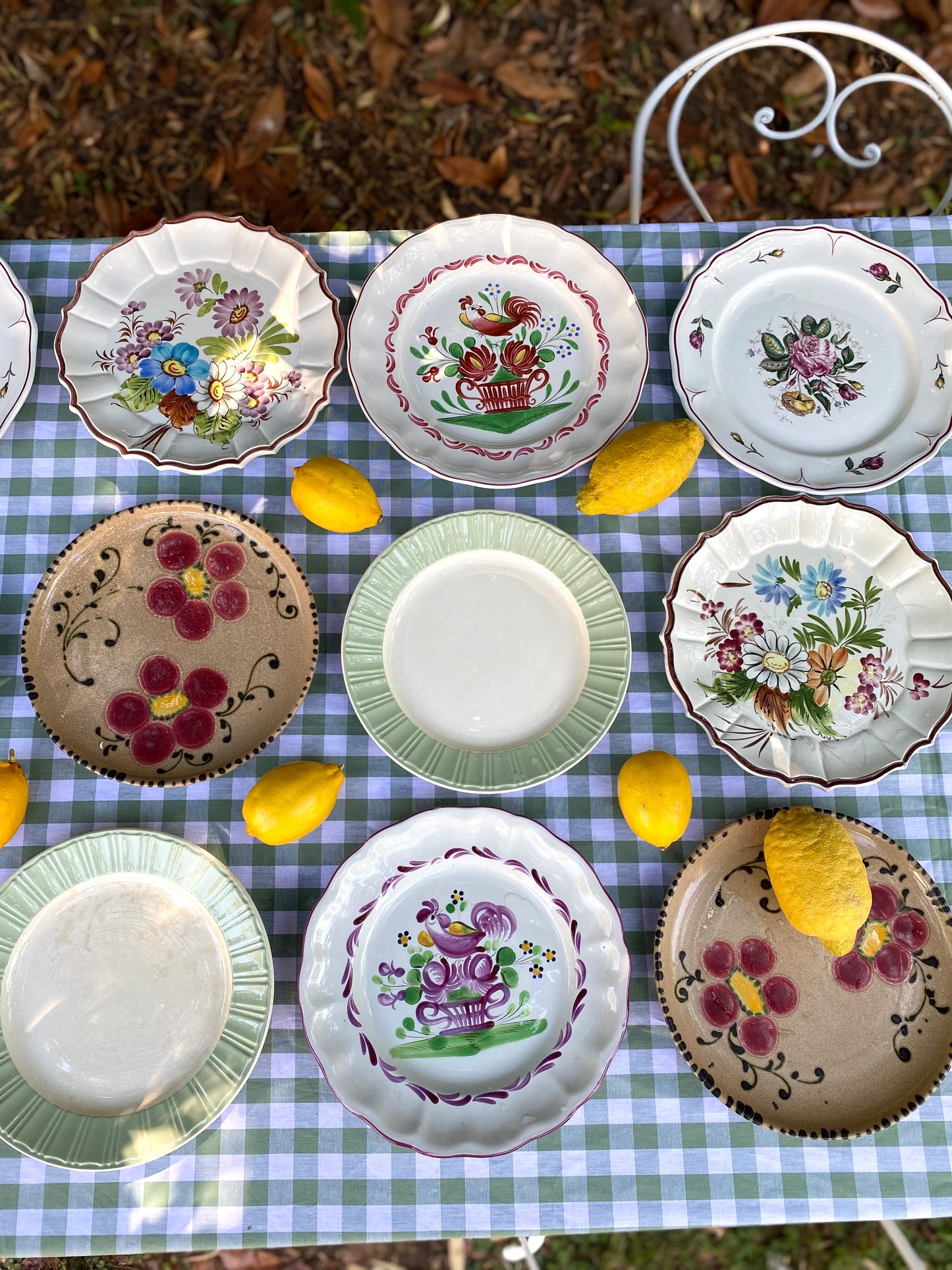 Exceptionnel ensemble de 15 grandes assiettes dépareillées