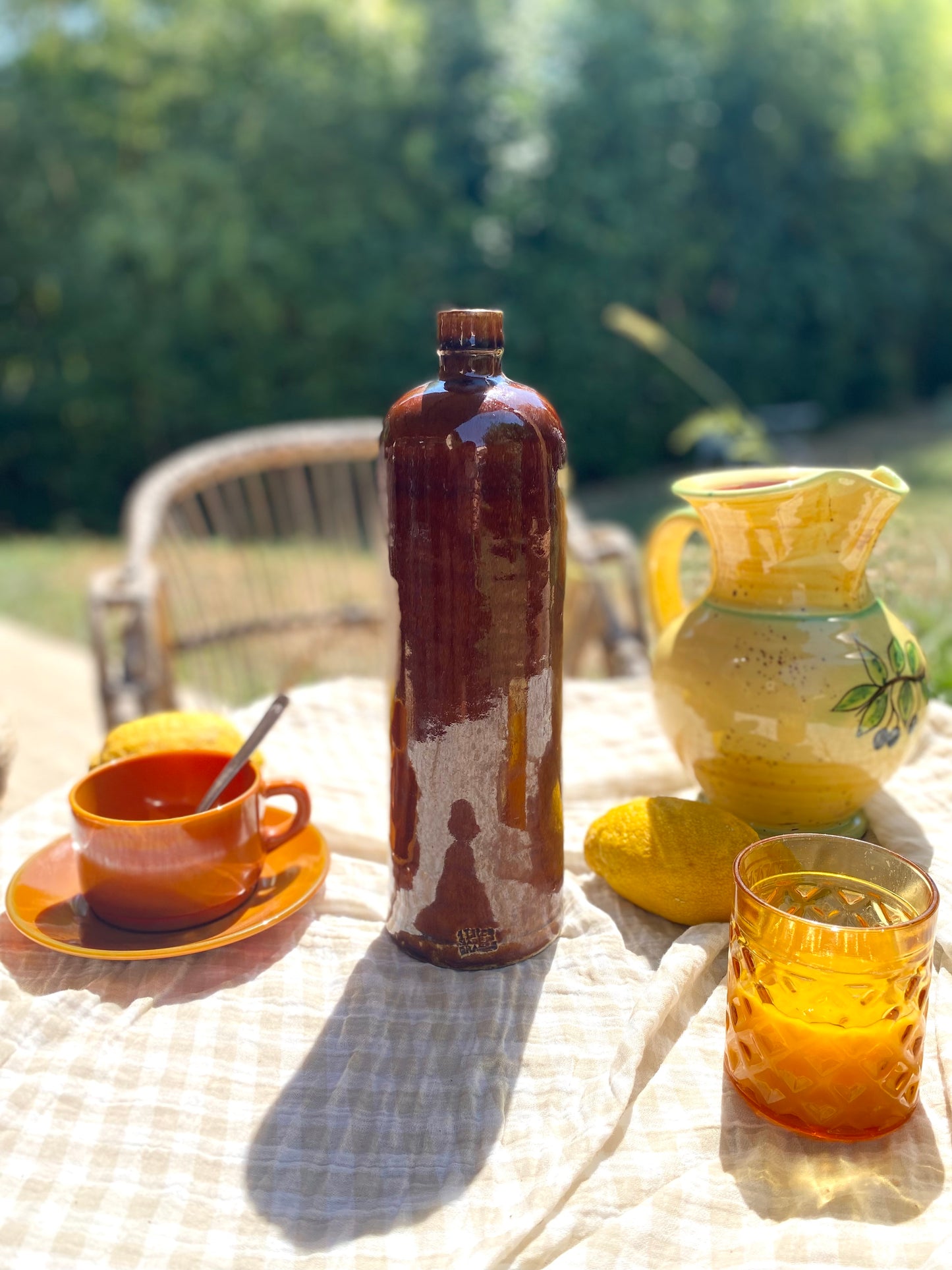 Bouteille ancienne en grès émaillé, glaçure brune coulante