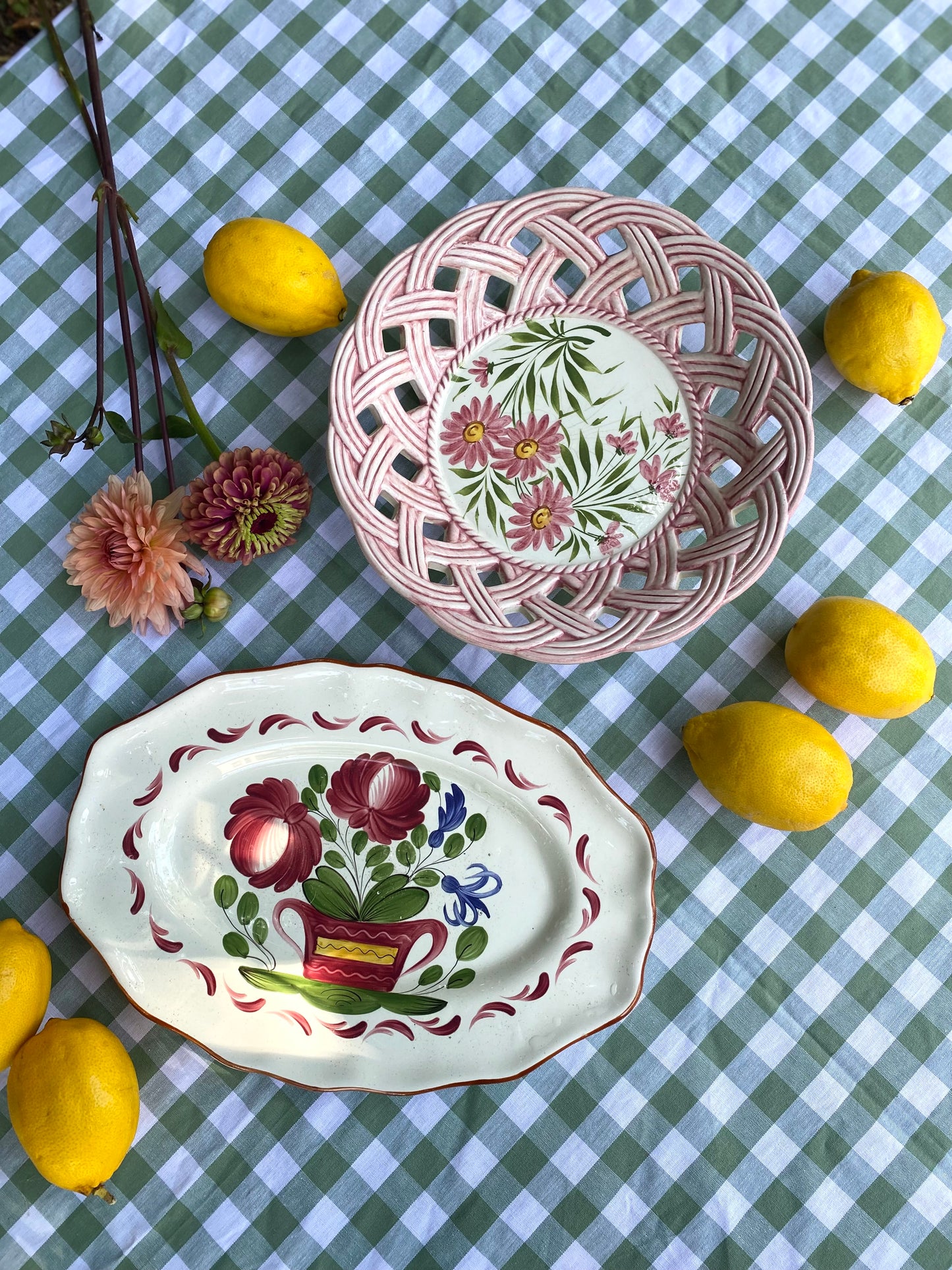 Duo de plats en faïence peinte à la main, motifs floraux