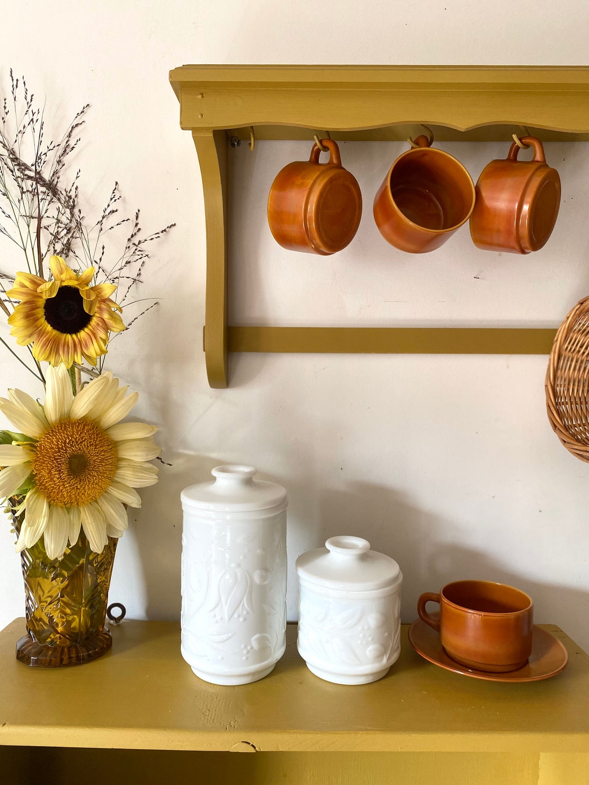 Duo de pots ancien en opaline blanche