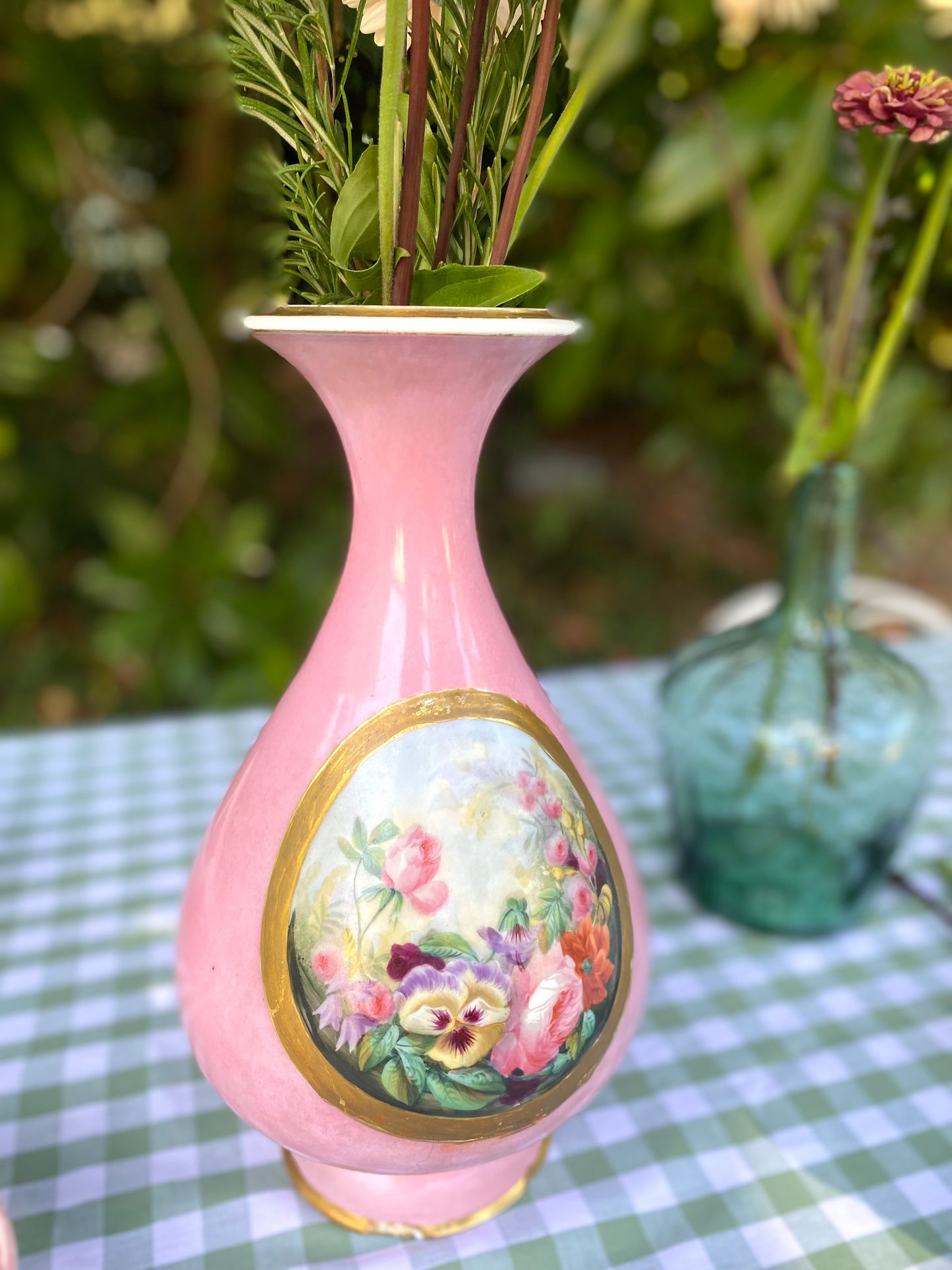 Vase balustre en porcelaine à fond rose, médaillon floral peint XIXe siècle.