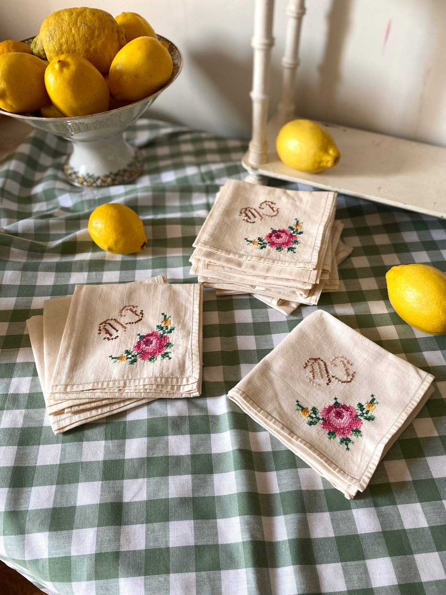 Douze serviettes anciennes brodées, monogramme fleuri