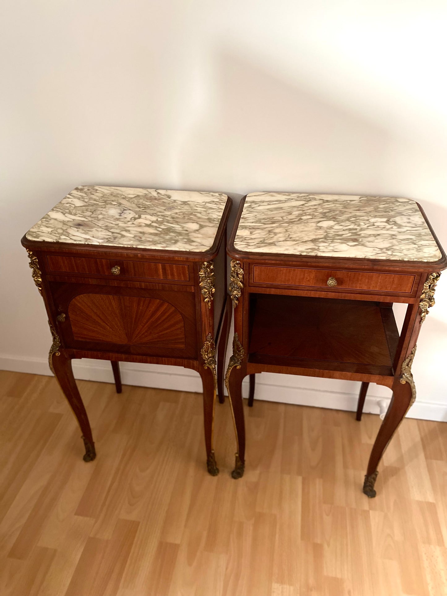 Table de chevet de style en bois et laiton ancien