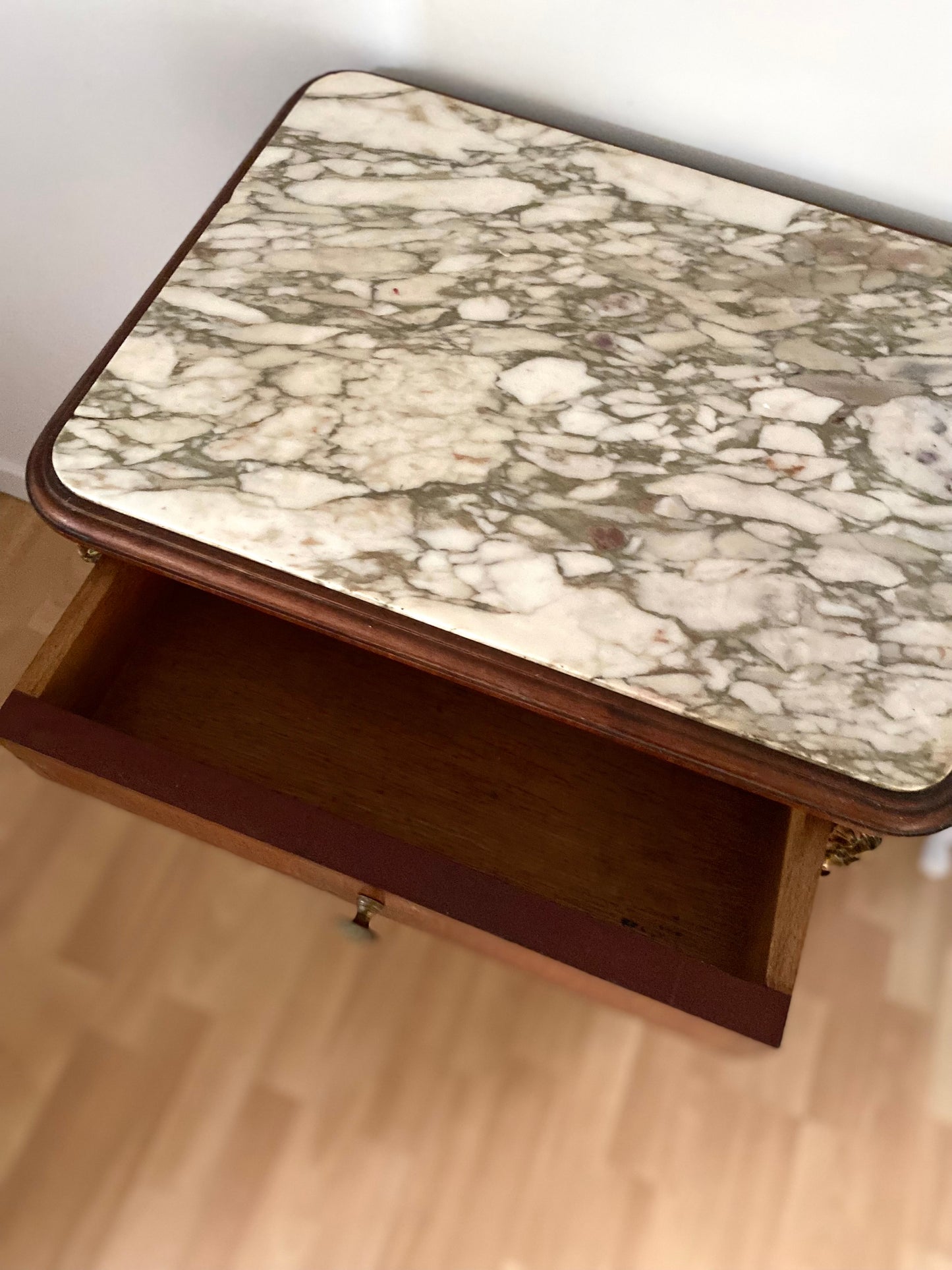 Table de chevet de style en bois et laiton ancien