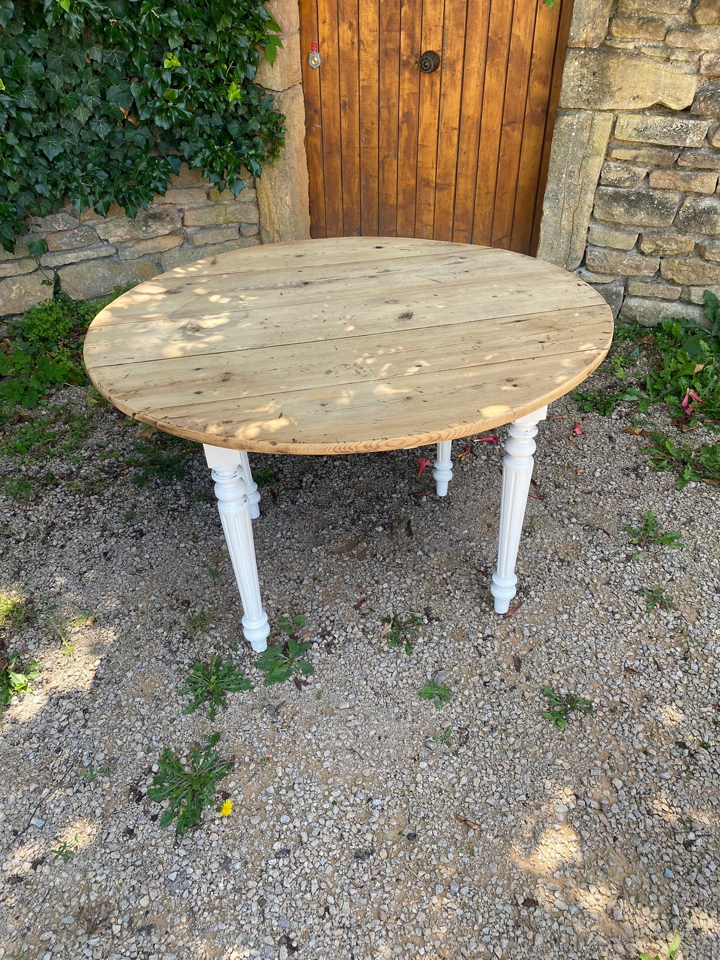 Table ronde en bois ancien à 2 rabats