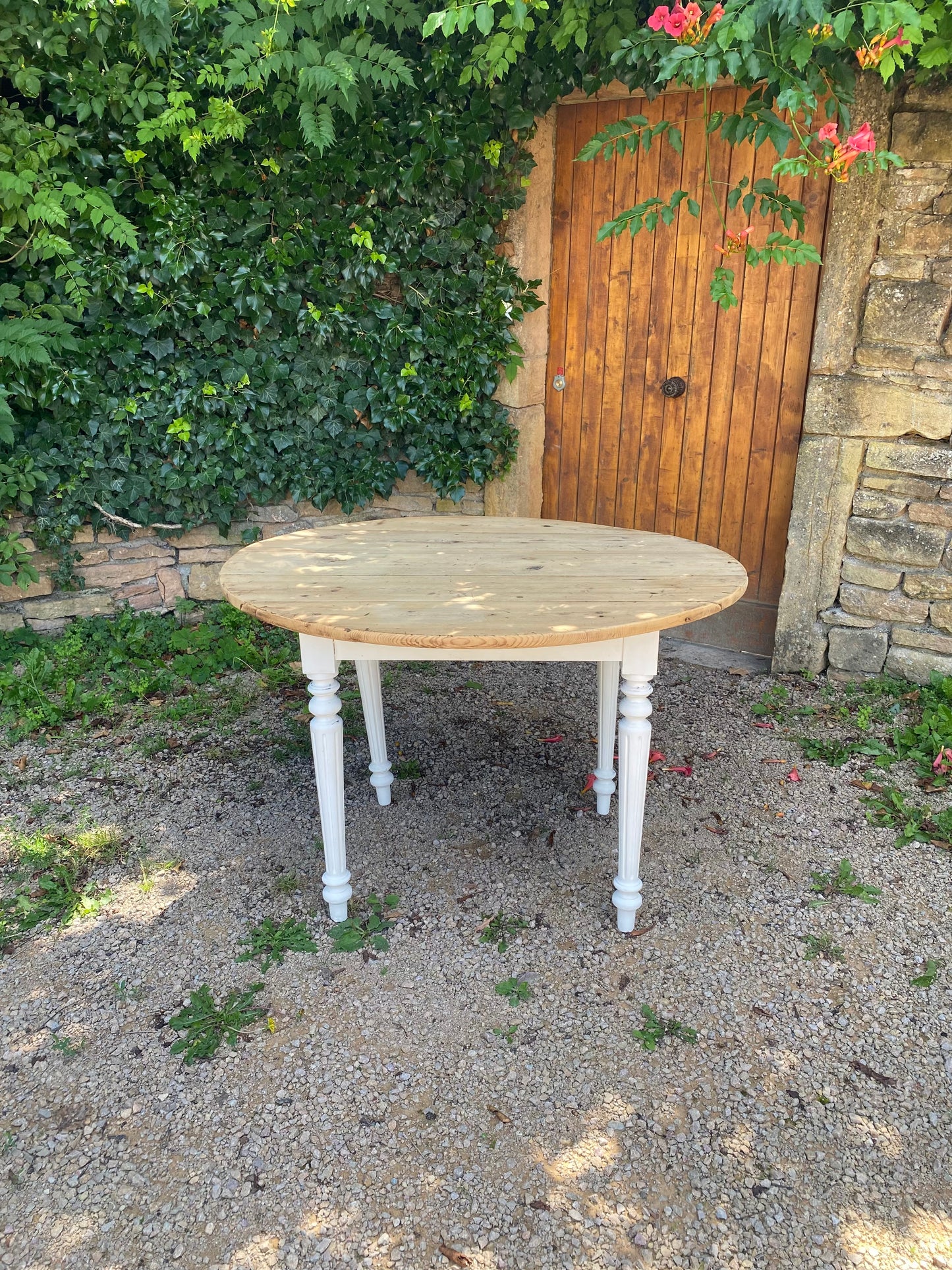 Table ronde en bois ancien à 2 rabats